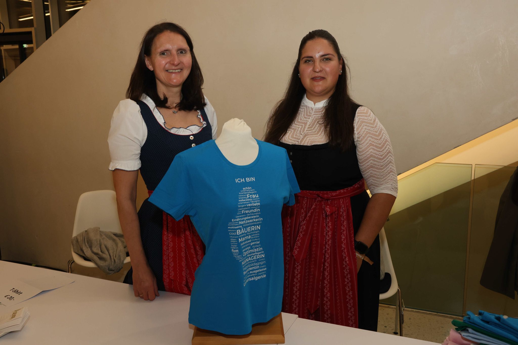 Alexandra und Tochter Valentina Tschaschel boten Bäuerinnen- und Bauern-T-Shirts an.