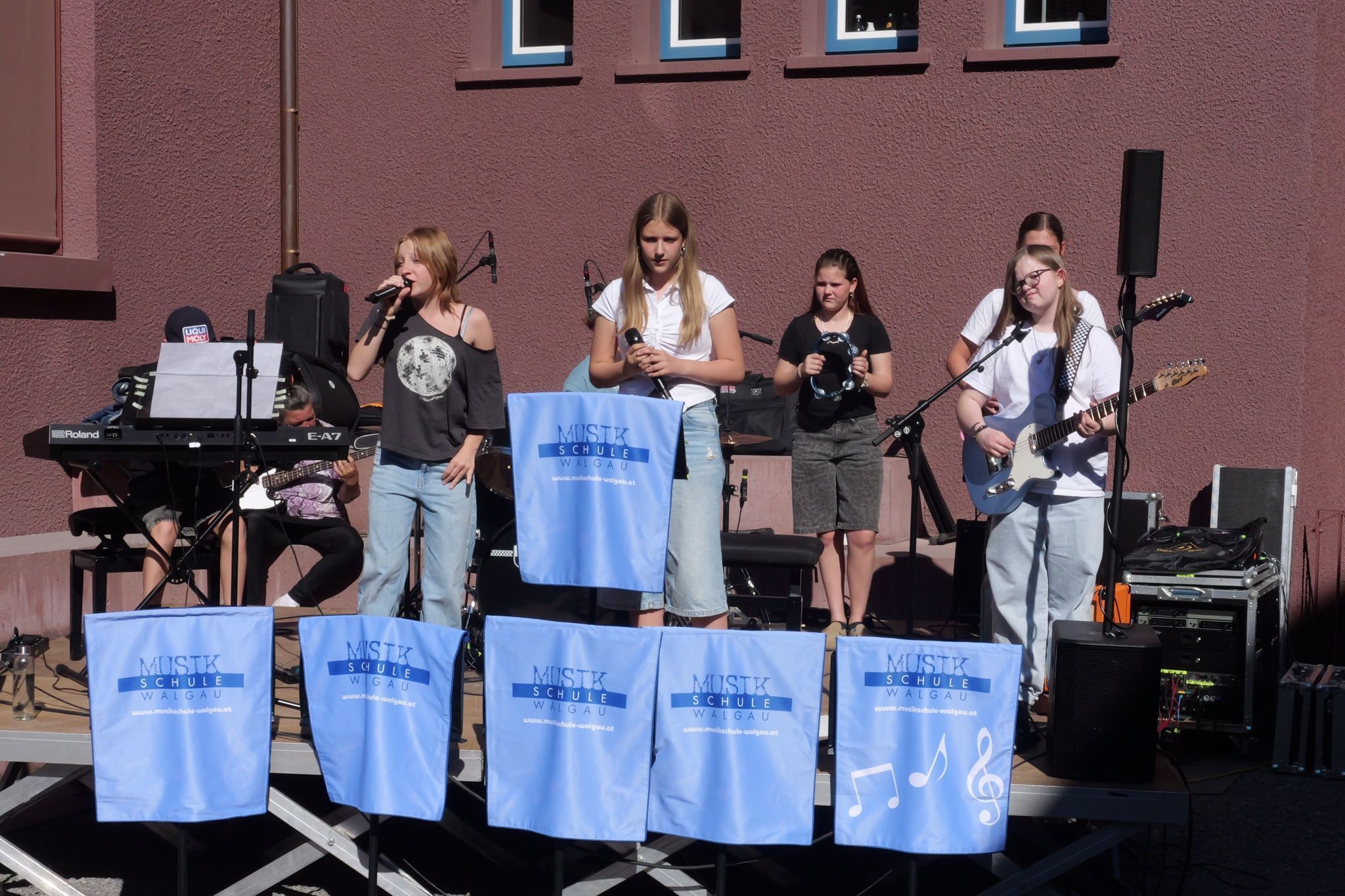 Die Rasselband rockte mit ihren Lieblingshits im Schulhof los.