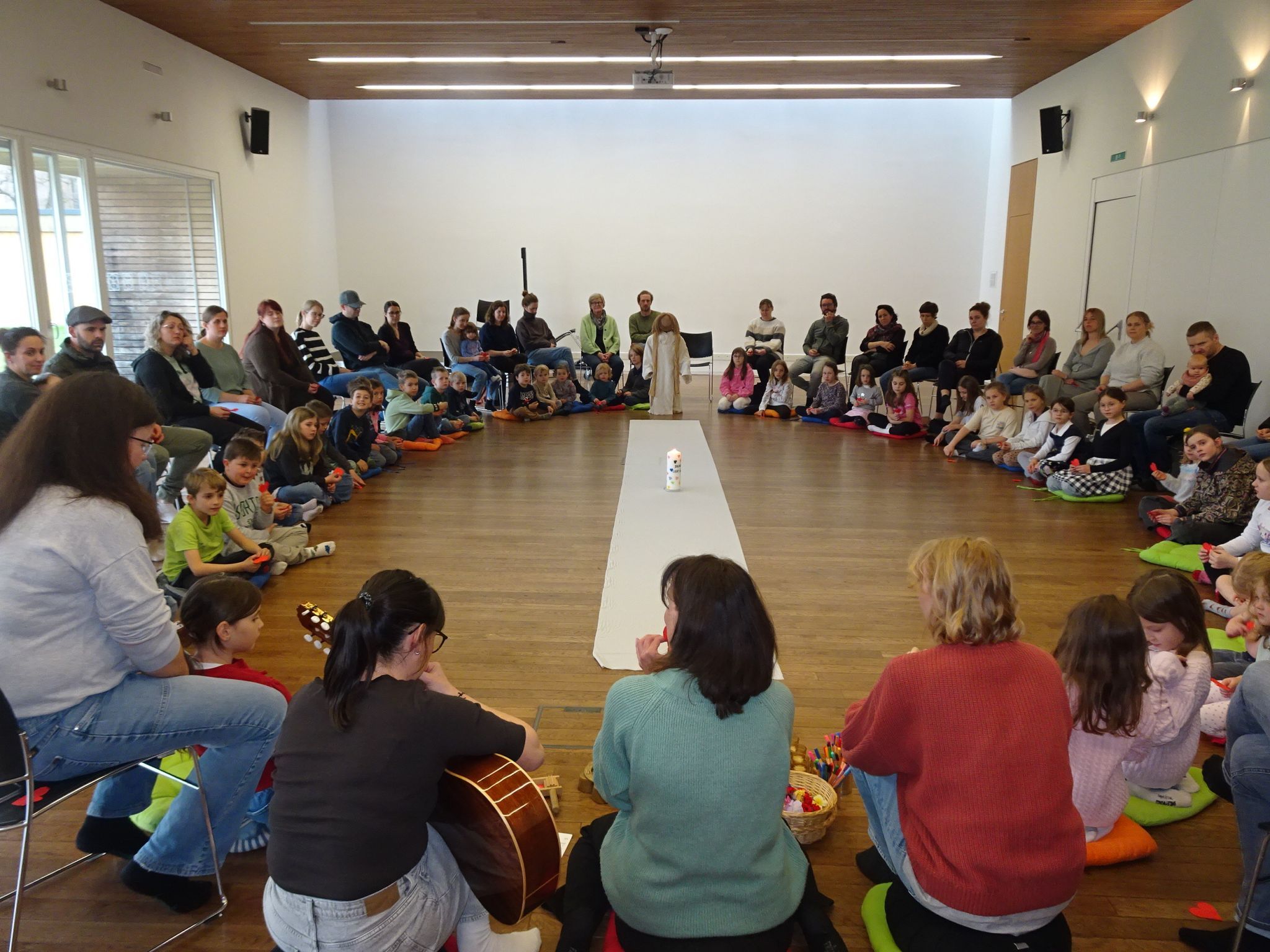 Kinder erlebten den Gründonnerstag in der Pfarre Bruder Klaus in einfachen Ritualen.