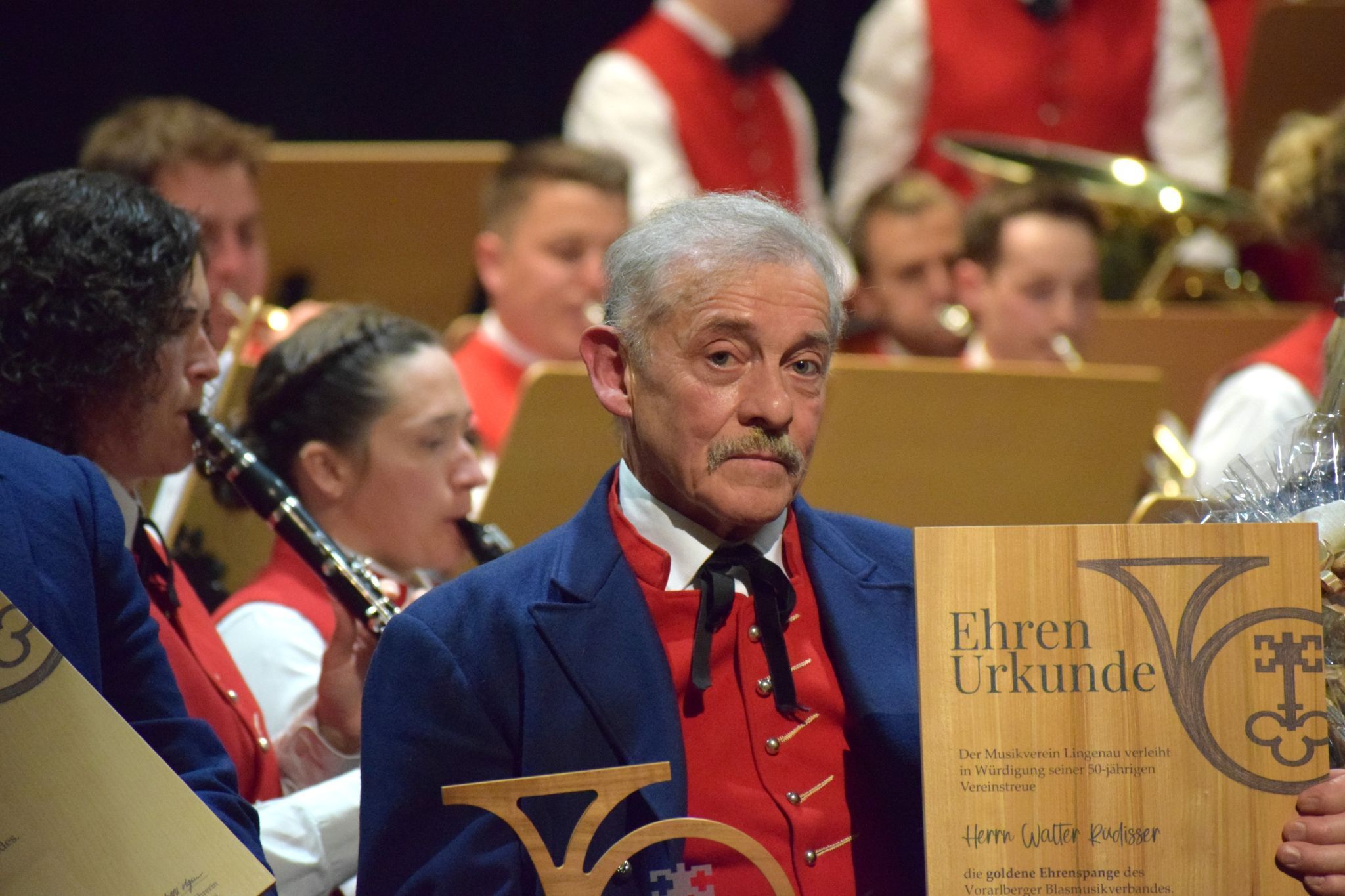 Auszeichnung für 50-jährige Blasmusikertätigkeit für Walter Rüdisser.