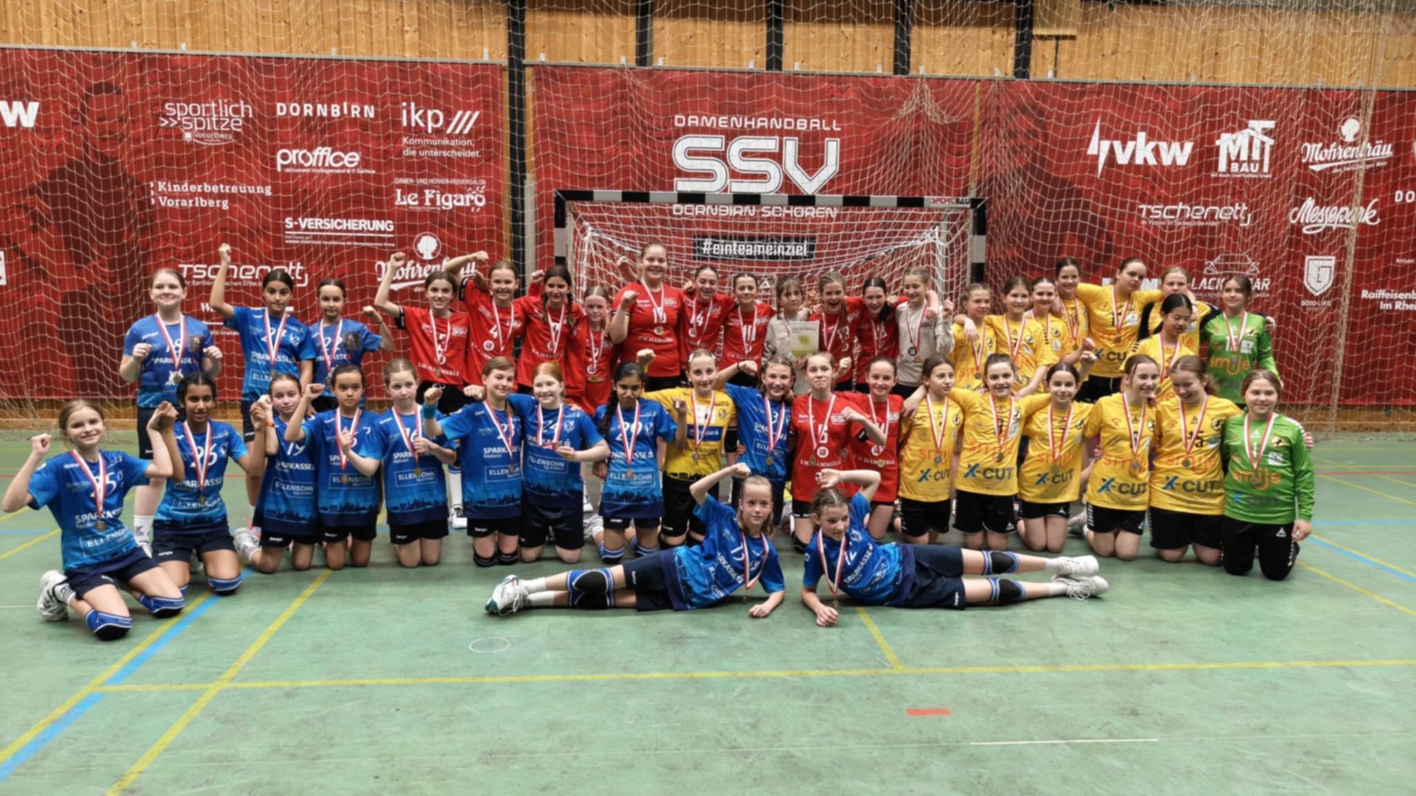 Die teilnehmenden Teams der Landesmeisterschaften in der Dornbirner Messehalle. 