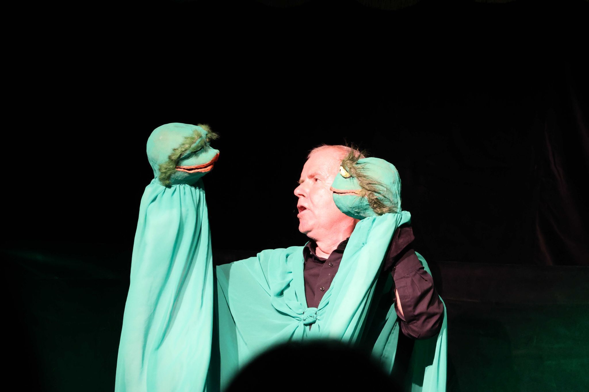 Als Mensch sehr gefragt bei und umschmeichelt von der Fröschin.