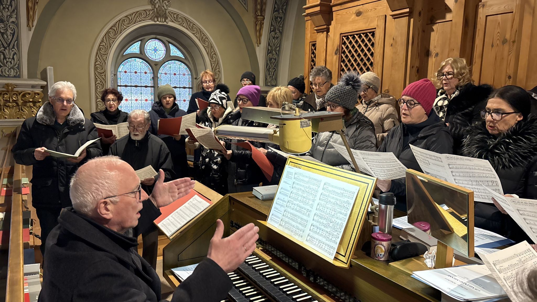 Der Schrunser Kirchenchor bei der Abendmahlsliturgie im Schrunser Münster; an der Orgel: Johannes Pfefferkorn.