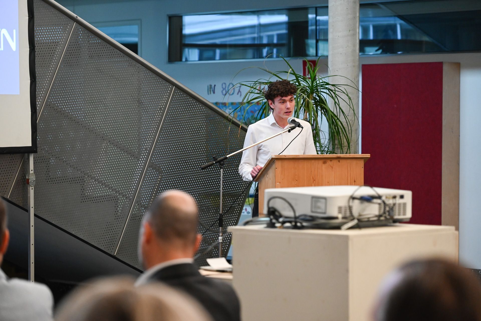 Jamie Weber erzählte von seinen Erfahrungen, die er beim Praktikum bei einem Immoblienmakler machen durfte.