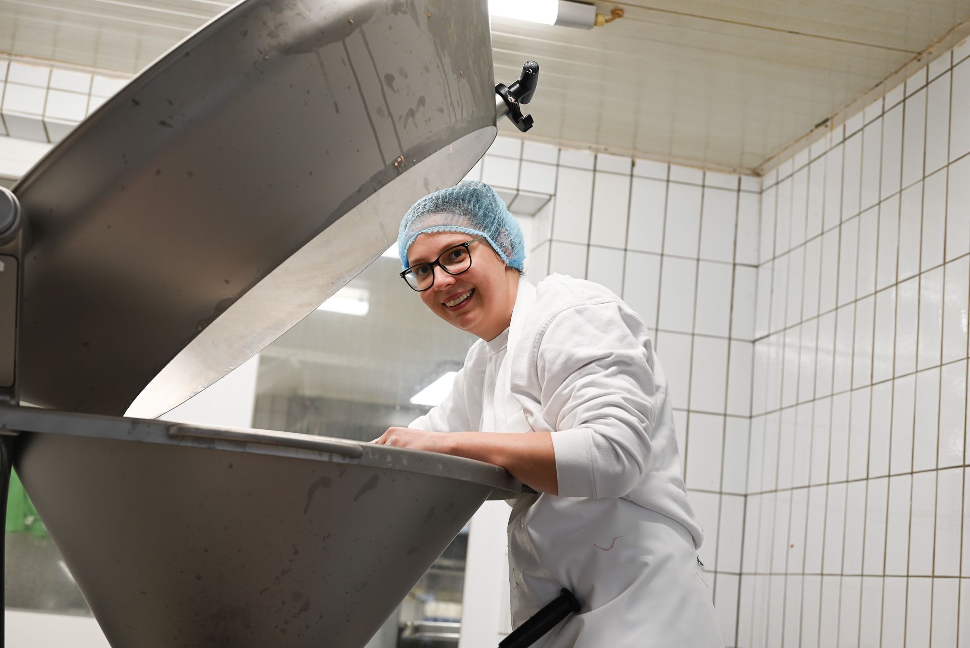 Nathalie packt voll an und macht alles, was ihre männlichen Kollegen auch machen. 