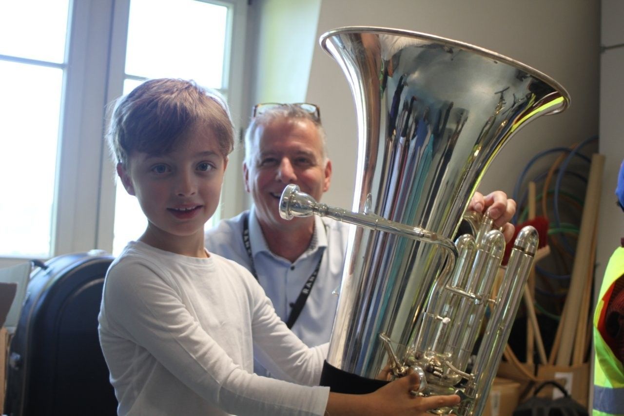 Benedikt freute sich über die ersten Eindrücke der Tuba.