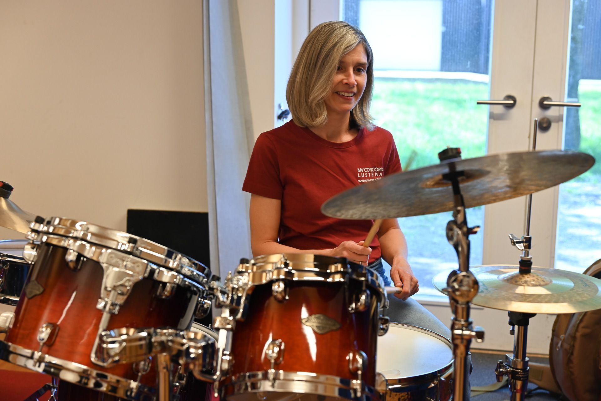 Zum Proben kommt Verena immer ins Musikheim. Dort vertieft sie sich am Schlagzeug.