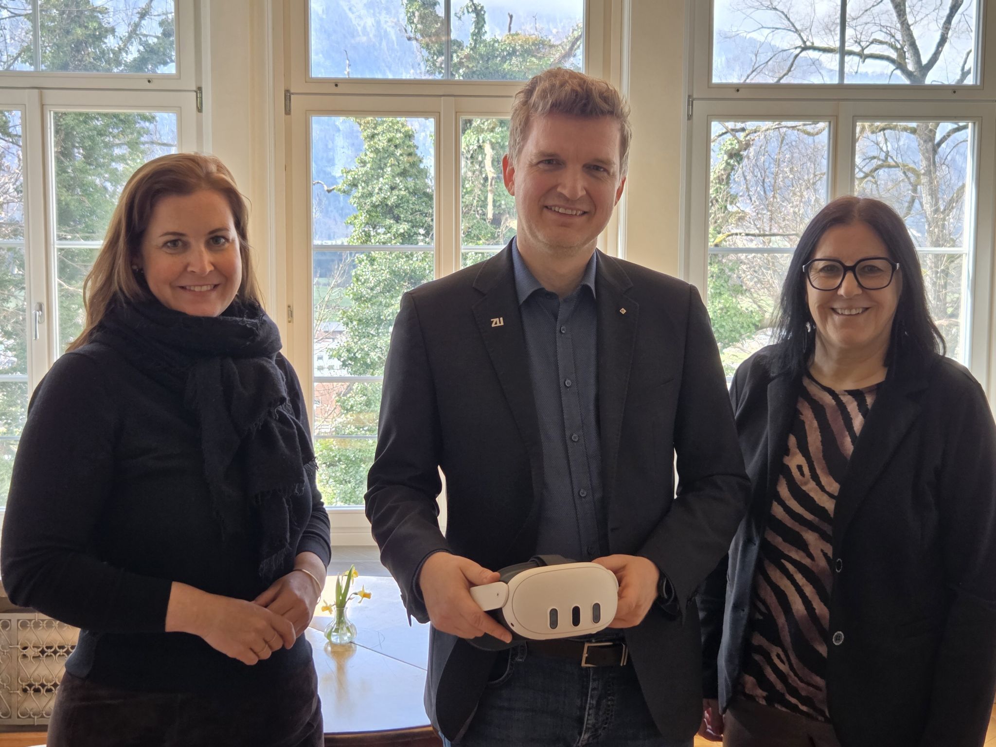Prof. Zender mit den Organisatorinnen Verena Burtscher (Falkenhorst) und Elisabeth Schwald (VHS Bludenz)