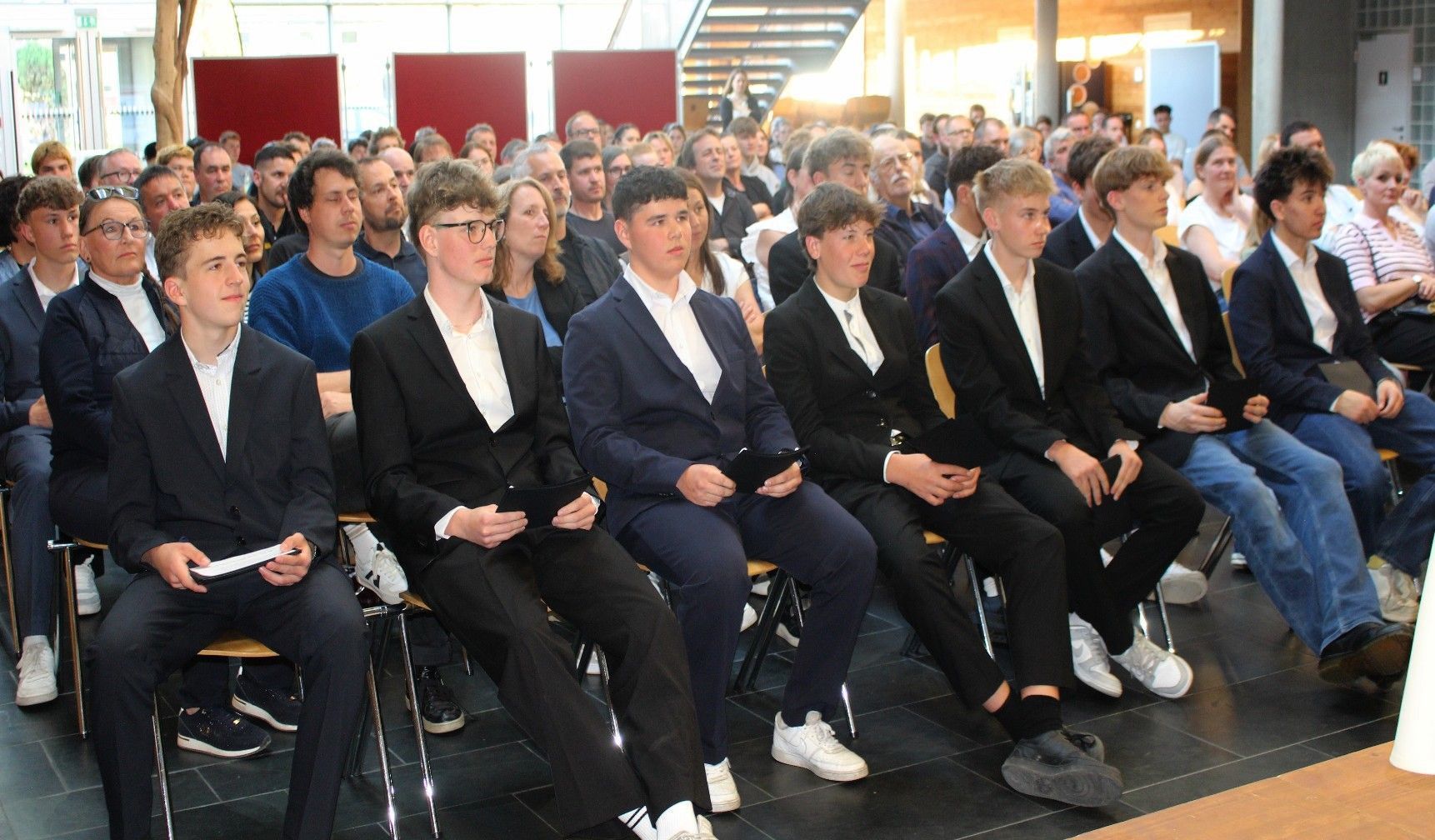 Für die Präsentation der Abschluss-Projekte hatten sich die sechs Schülerinnen und 19 Schüler nobel in Schale geworfen.