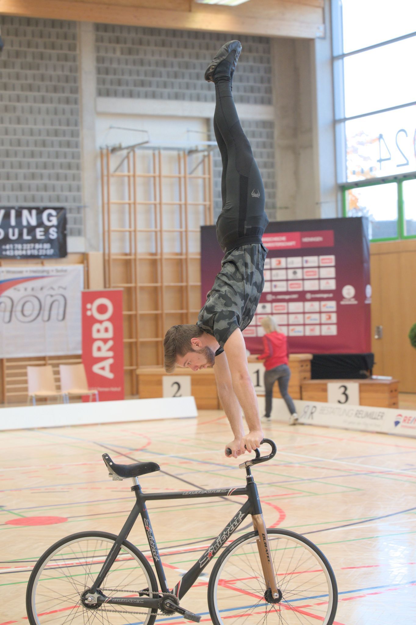Die Sportler hoffen auf keine  Stürze mit dem Rad. 