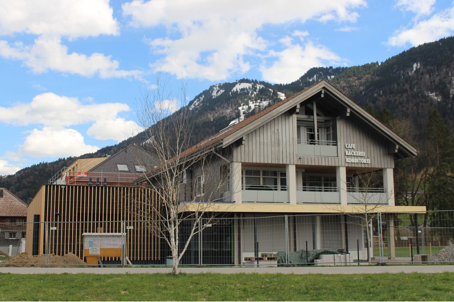 Im Zubau (links) wurde nicht nur die moderne Backstube installiert, er bot auch Gelegenheit zur Schaffung einer Tiefgarage, die Bodenbedarf für zusätzliche Parkplätze einspart.