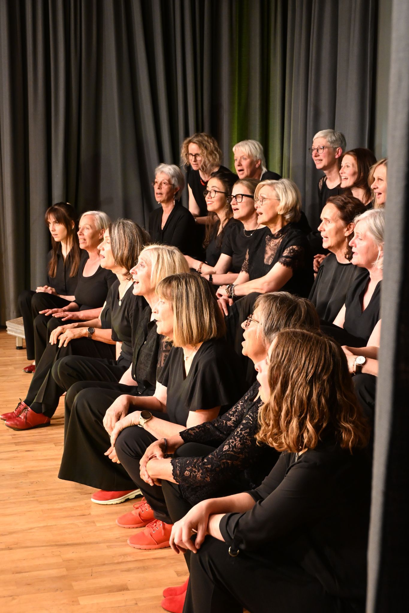 die roten Schuhe sind das Markenzeichen des Frauenchors