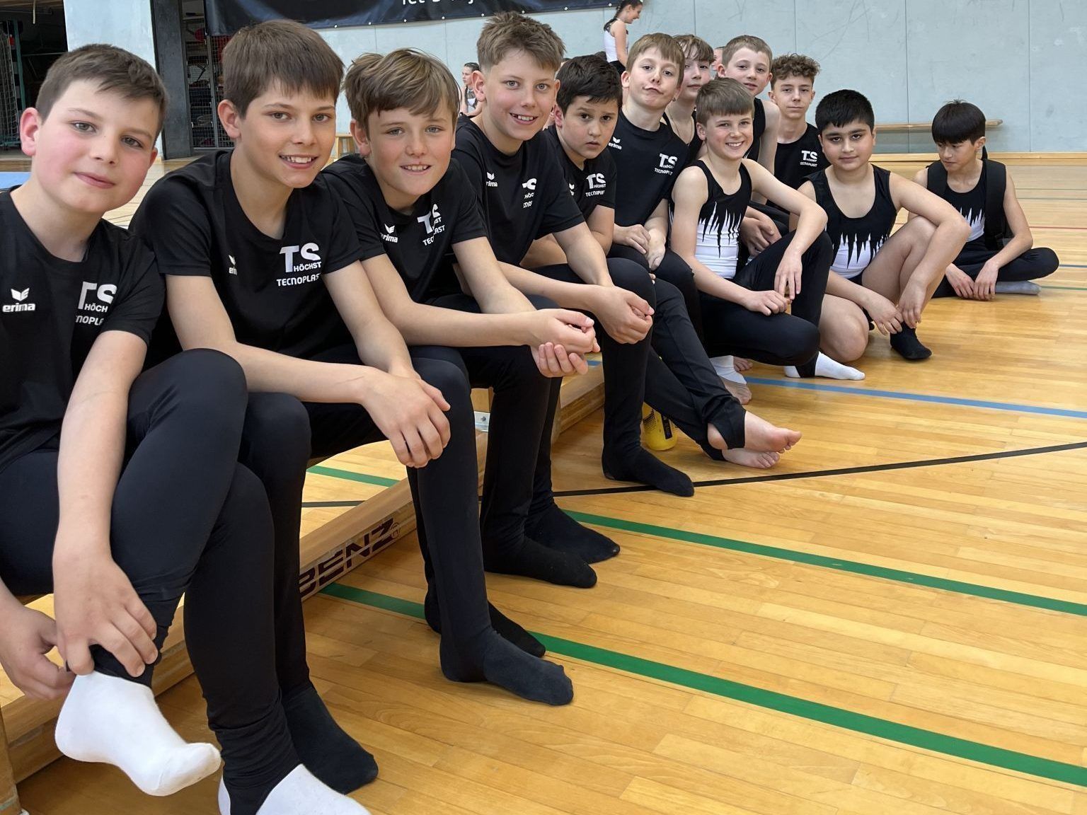 Die Buben bereiten sich auf ihren Einsatz vor.