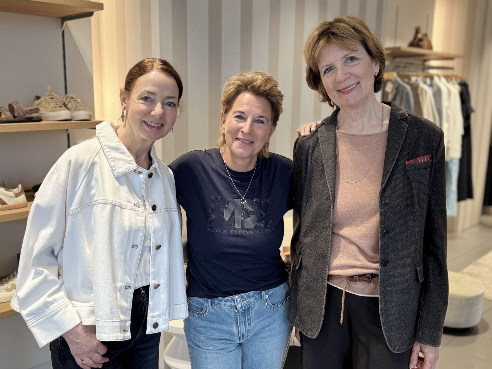 Claudia und Brigitte Götz mit Brigitte Ferstl.