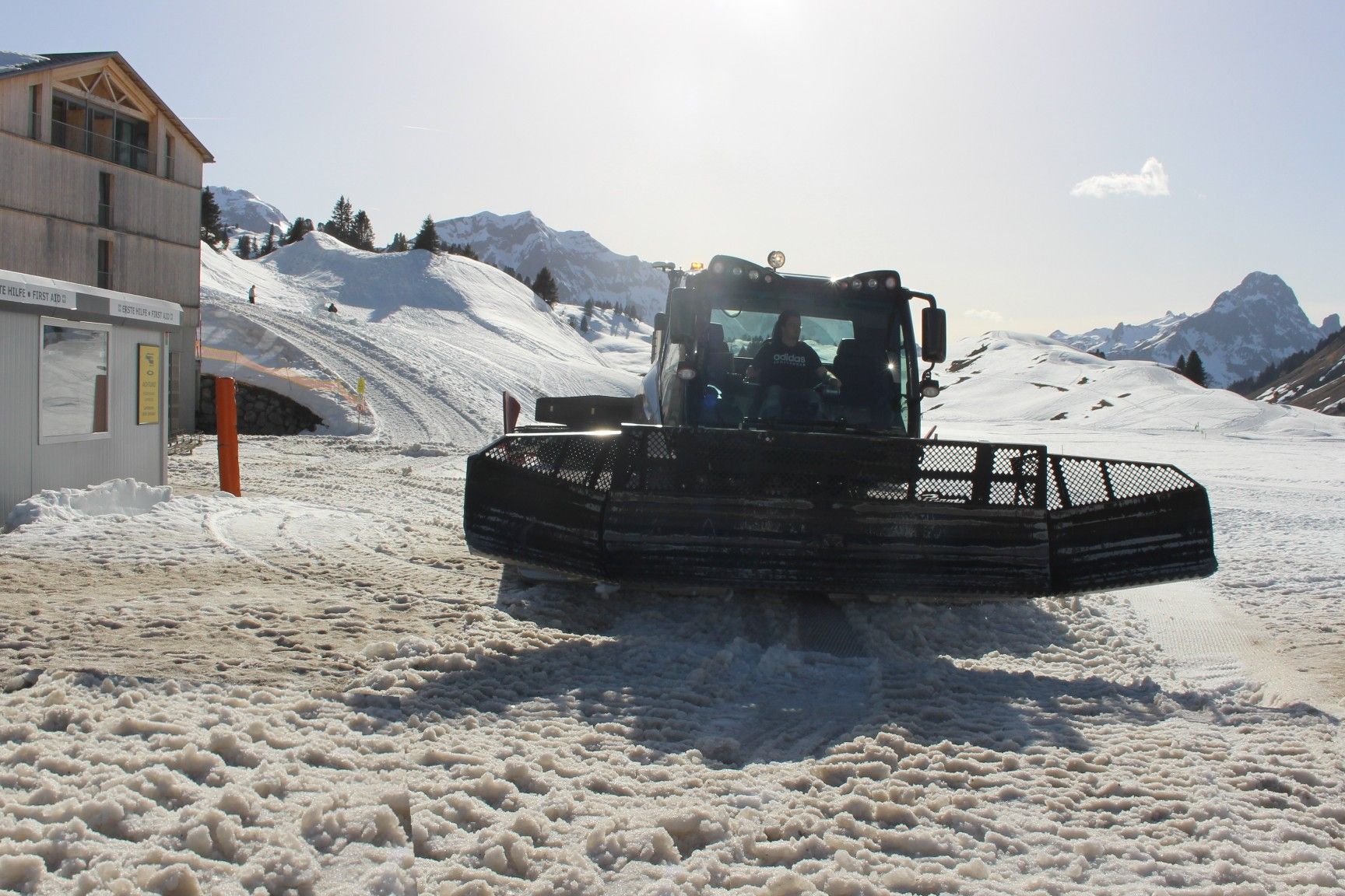 Letzte Ausfahrt zur Pistenpräparierung . . .