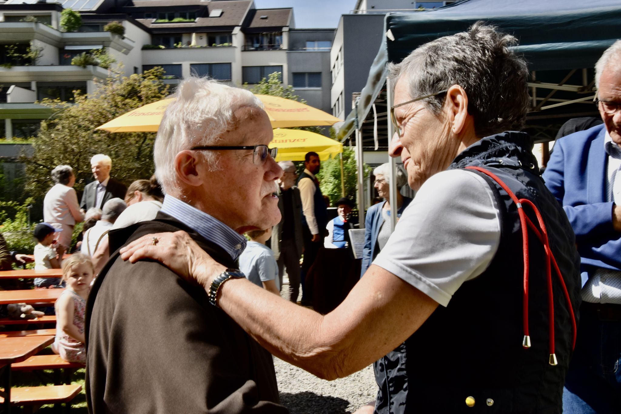 Bruder Karl-Martin Gort (ehemaliger Guardian des Kapuzinerklosters Feldkirch) und Greti Schmid (Präsidentin des Freundeskreises der Vorarlberger Kapuziner).