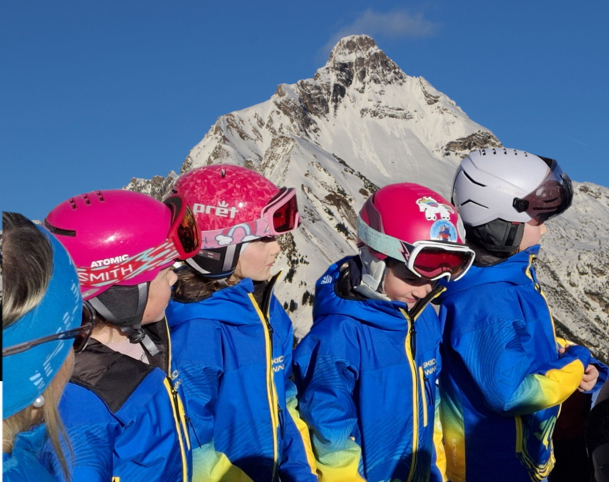 Die Jugend des Skiclubs Warth ist einheitlich ausgerüstet, Sponsoren und die Skischule übernehmen den Großteil der Finanzierung.   