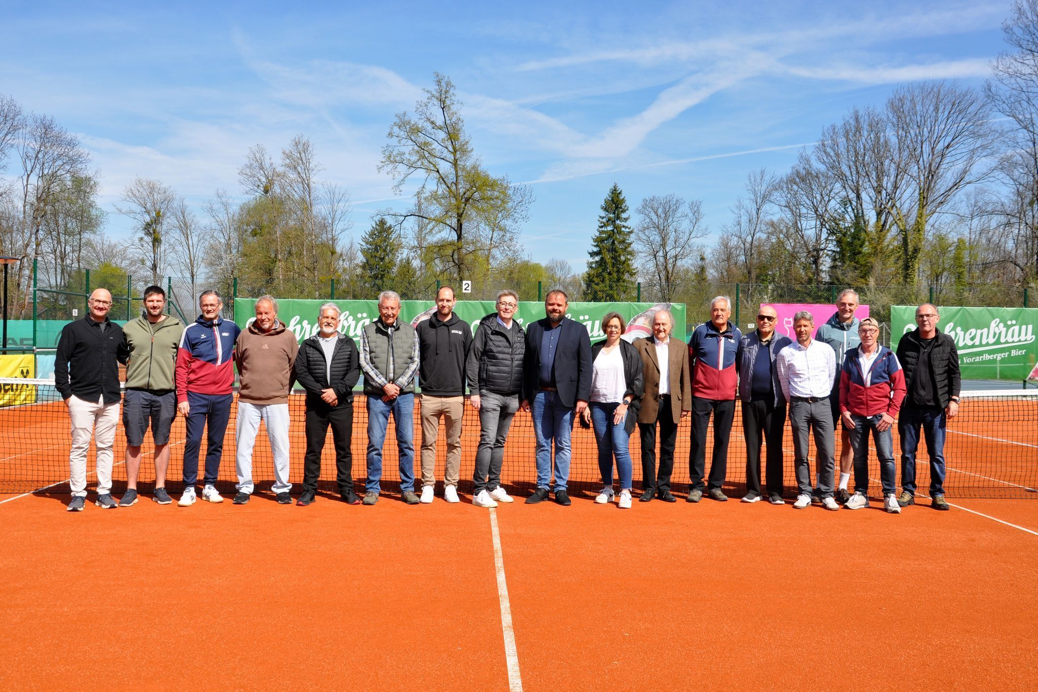 Ehrengäste, Ehrenmitglieder und der Vorstand des UTC Dornbirn stellten sich für ein Gruppenfoto auf den neuen Plätzen auf.