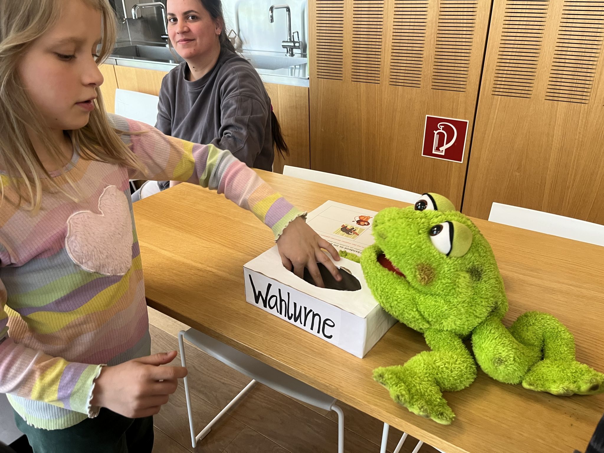 Fleißig gaben die Kinder ihre Stimmen ab, um einen neuen Präsident im Dschungel zu wählen. 