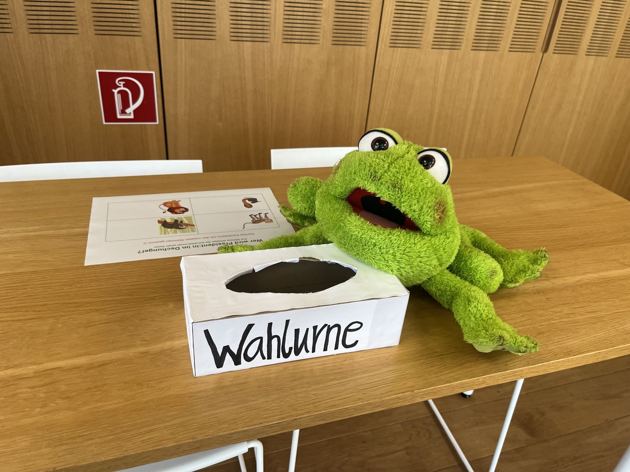 Maskottchen Paul als Wahlleiter - die Stadtbibliotheksmitarbeiterinnen gestalteten die Lesung originell und schafften es so spielerisch Demokratie zu vermitteln. 