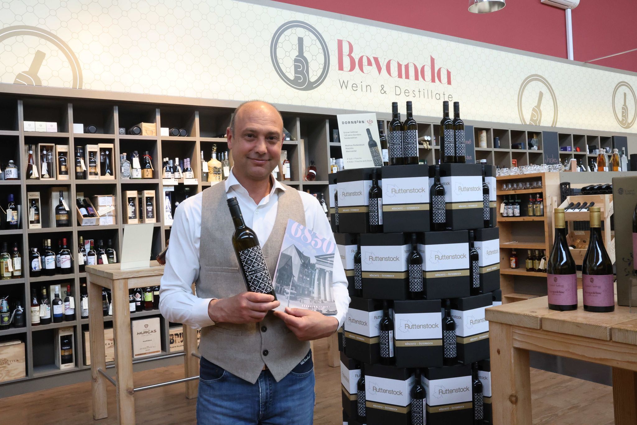 Oliver Bertsch mit dem Wein zum 125-Jahr-Jubiläum von Dornbirn als Stadt.