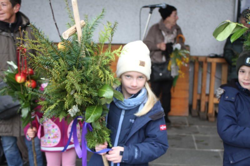 Manuela mit dem Kunstwerk. 
