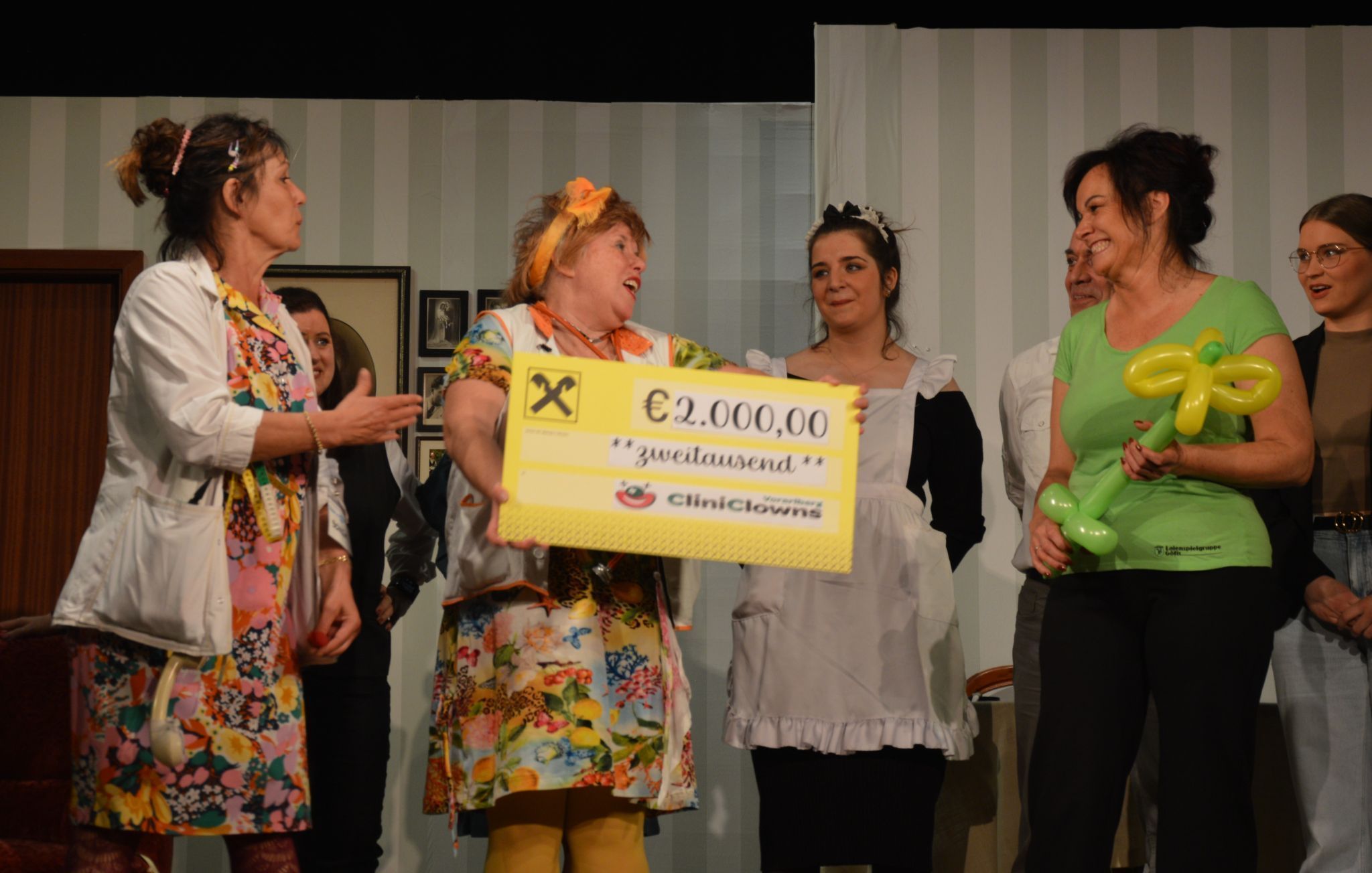 Freude über die Spende: Vertreter der Laienspielgruppe Göfis bei der Übergabe an die CliniClowns Austria.