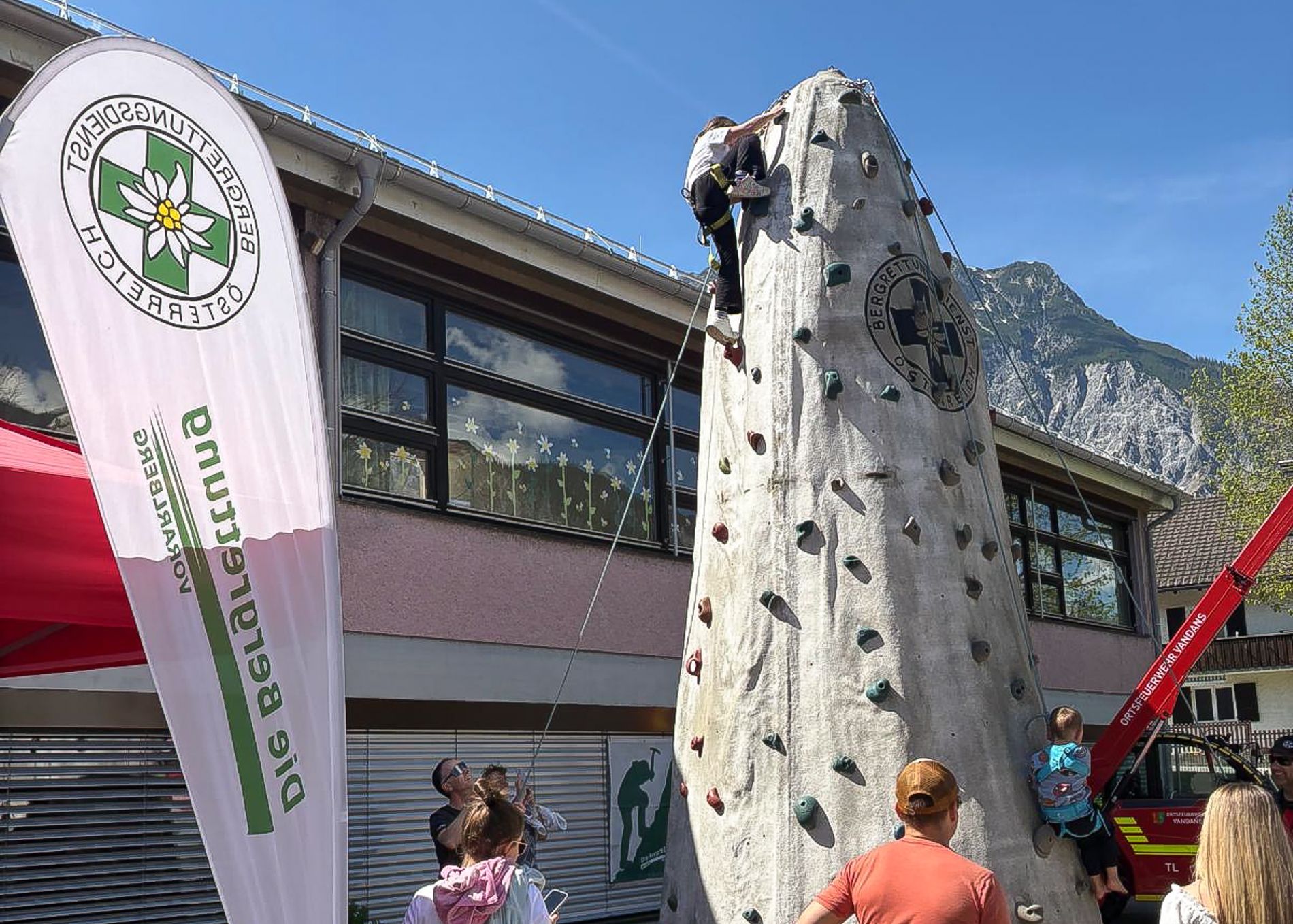 Auch die Bergrettung Vandans unterstützte die Fahrzeugweihe der Ortsfeuerwehr mit dem Kletterturm.