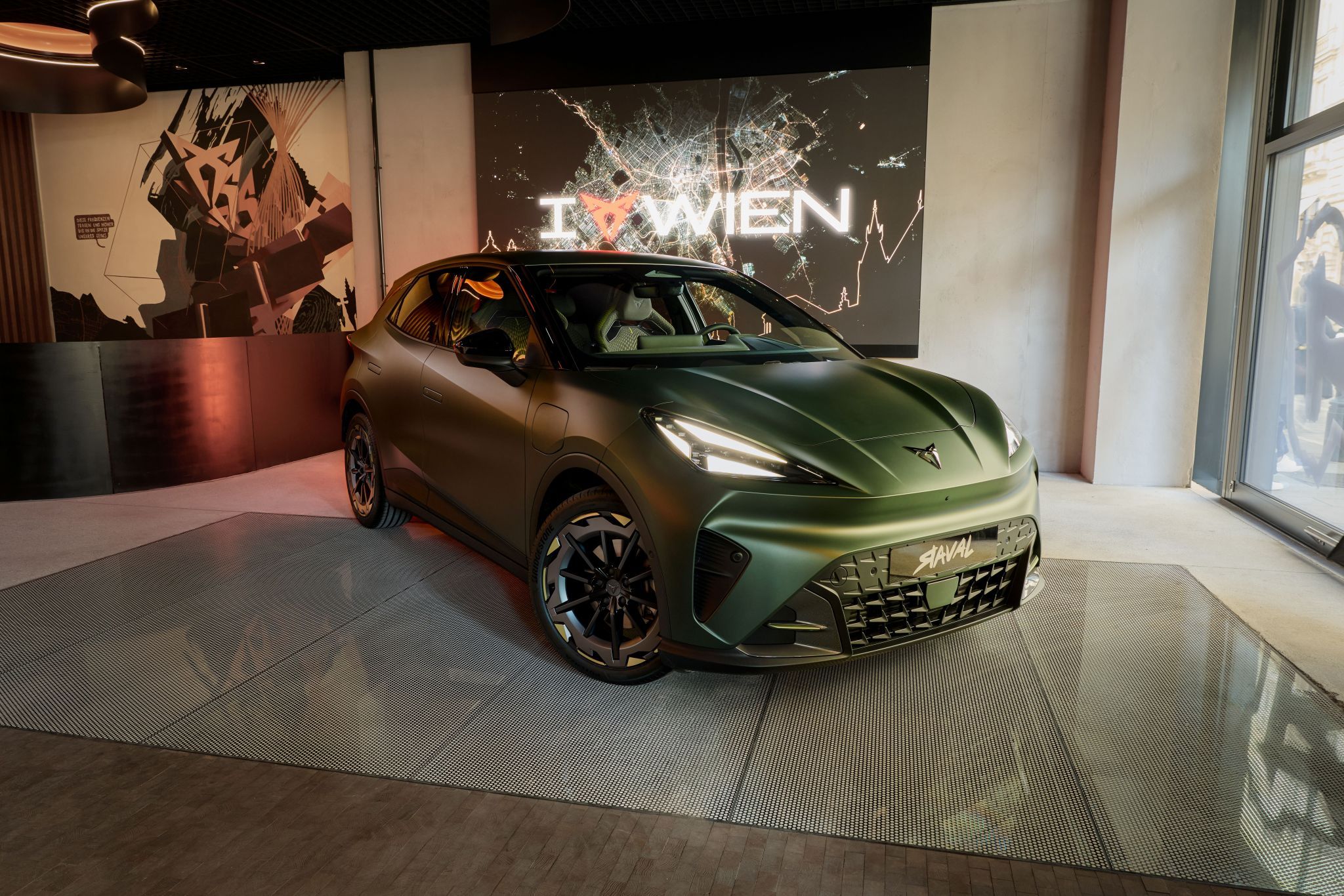 Premiere im Schauraum und Event-Location Cupra-Garage in der Wiener Innenstadt: Der schnittige Raval ist die katalanische Interpretation eines kleinen City-Stromers im VW-Konzern