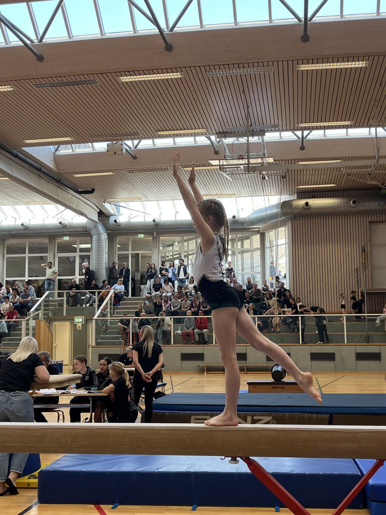 Höchste Konzentration auf dem Schwebebalken.