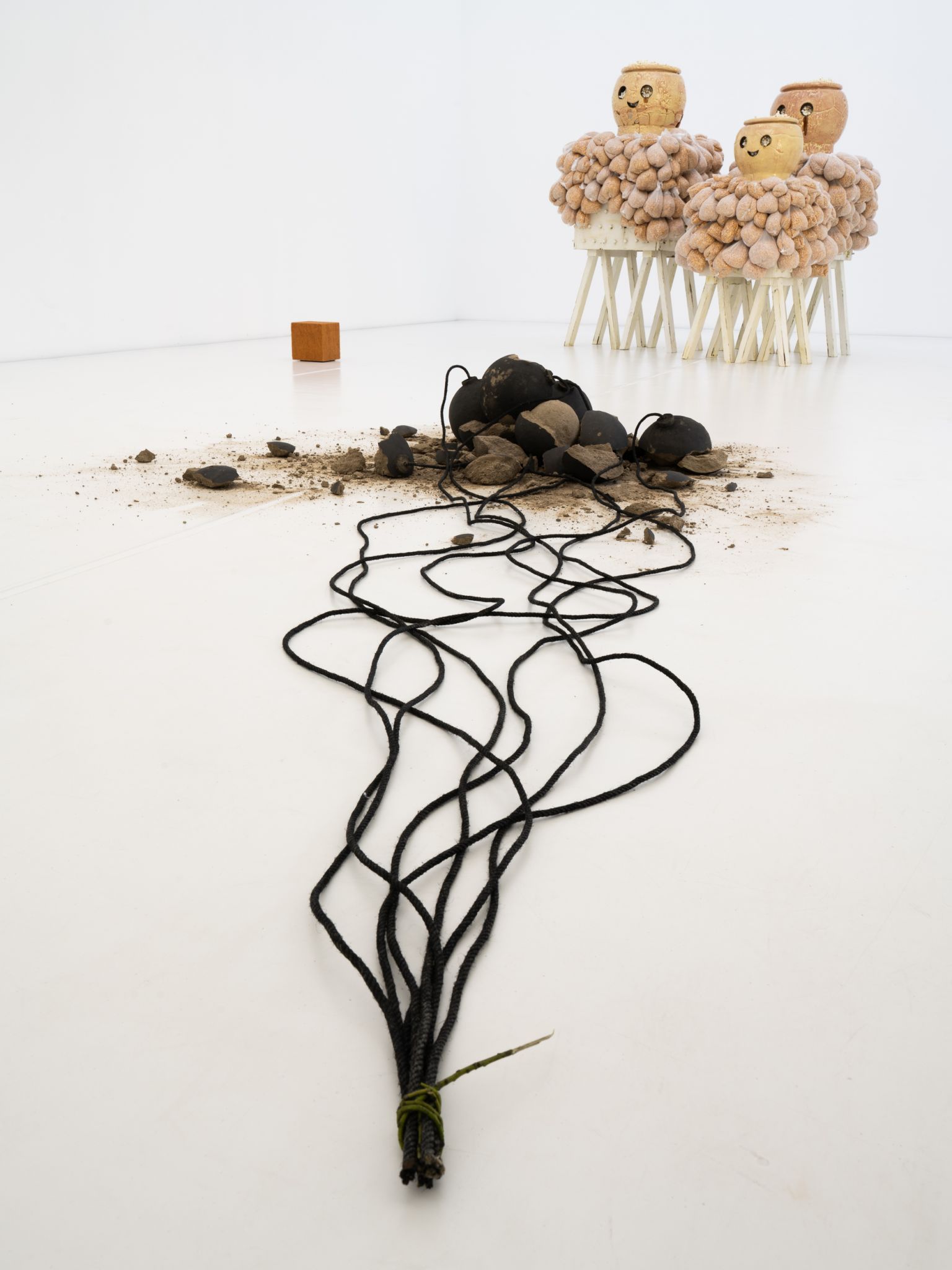 Kunstwerke von Mari Iwamoto - die Künstlerin wurde im Jahr 1987 in Tokio geboren.