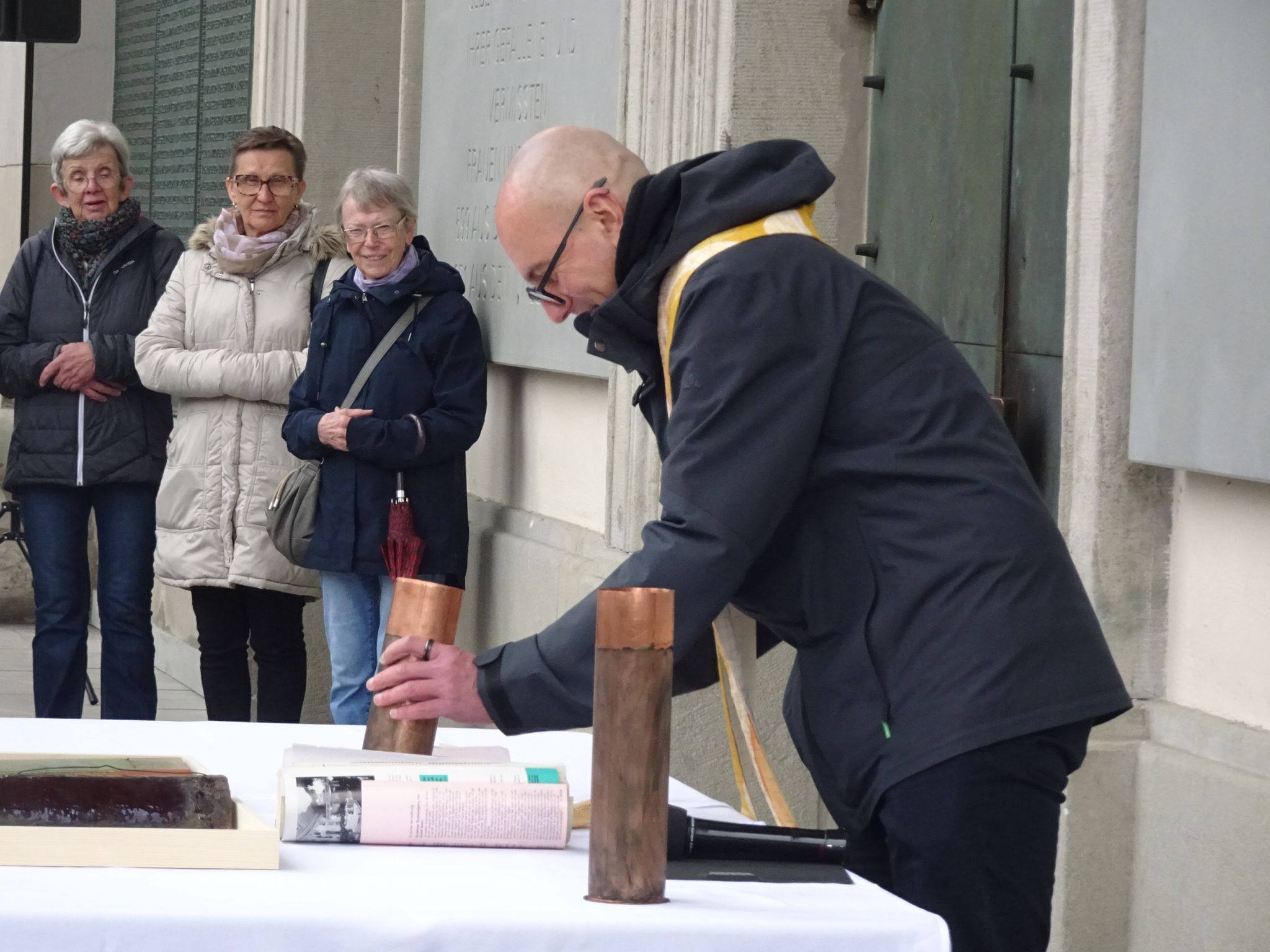 Pfarrer Dominik Toplek war aufgeregt, als er die Ehre hatte, die Zeitkapseln zu öffnen. 