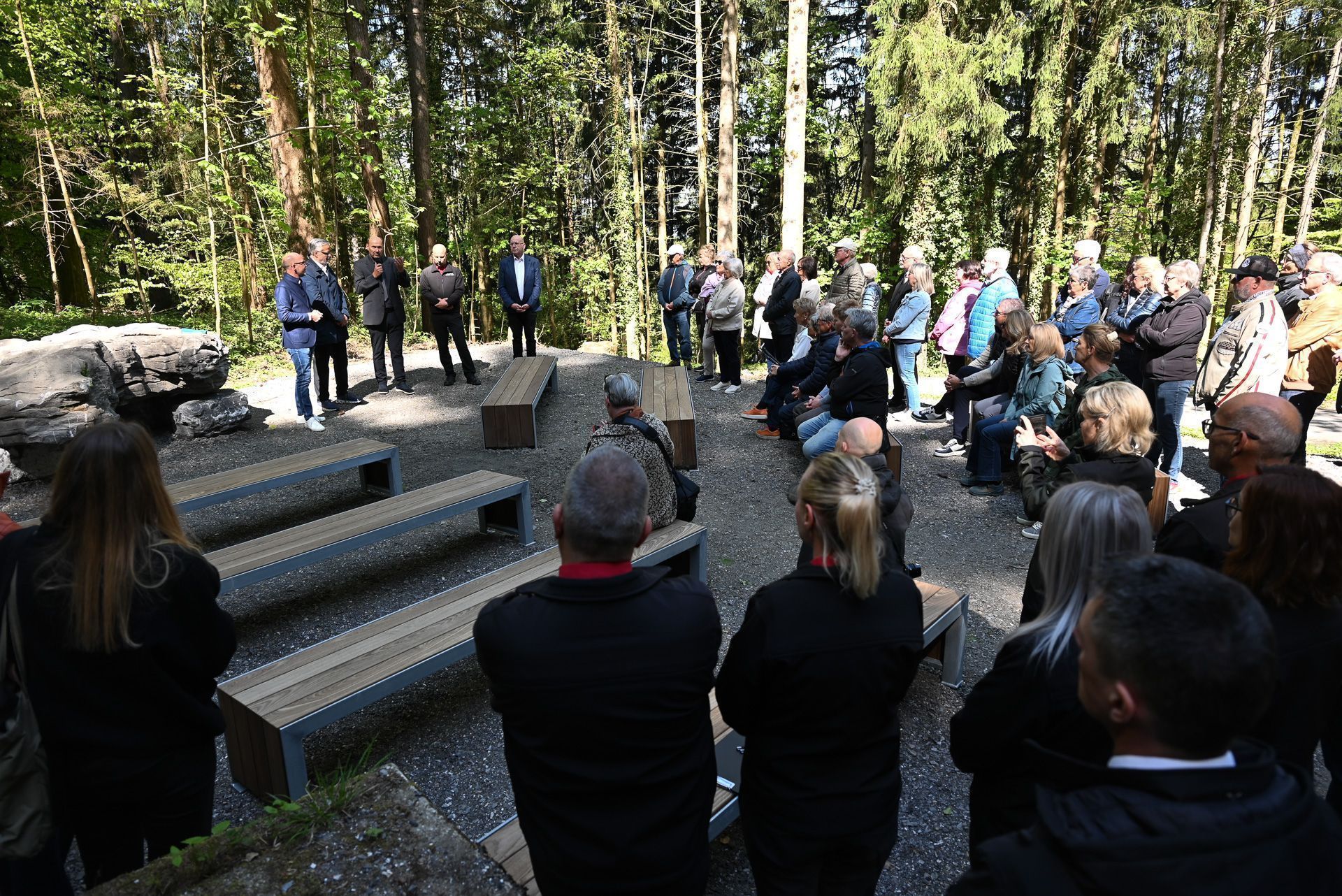 Auf dem Gedenkplatz sprachen die Vertreter aus Politik, Kirche und Bestatter über das neue Zusatzangebot der Beisetzung.