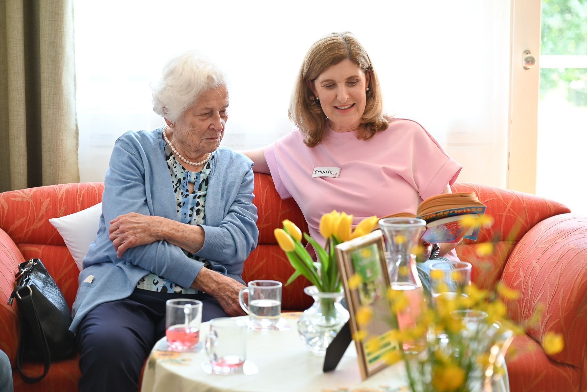 Gemeinsam verbringen die Senioren in der Tagesbetreuung angenehme Stunden.