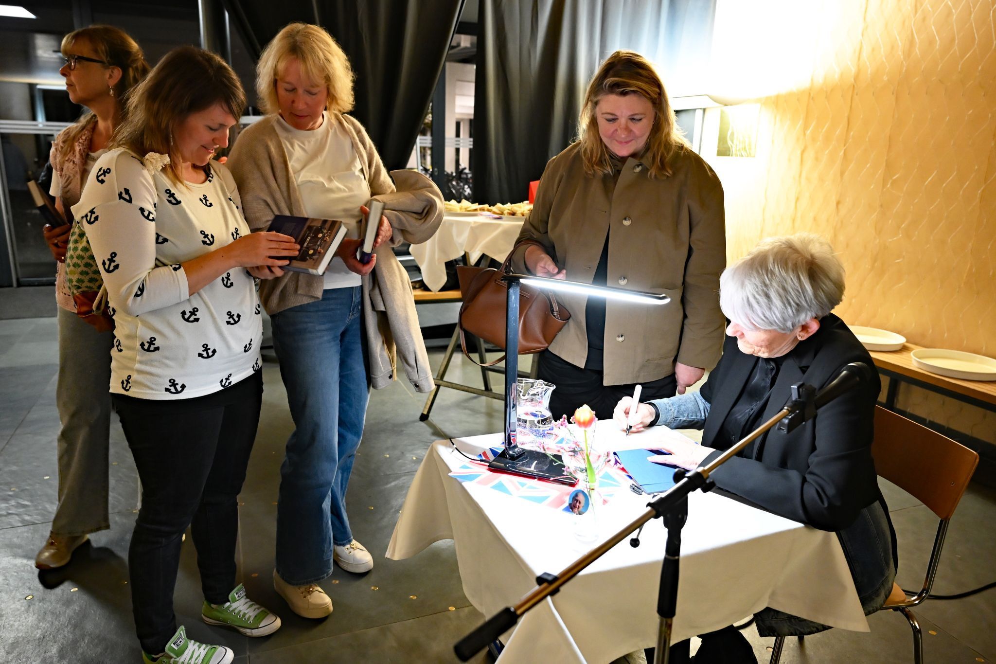 Wer wollte, konnte sich sein Buch von Lisbeth Bischoff signieren lassen.