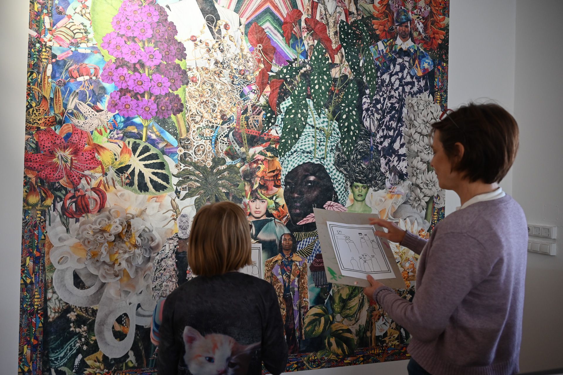 Die Kinder entdeckten Motive auf dem riesigen Stoff und zeichneten auf dem Papier weitere Formen.