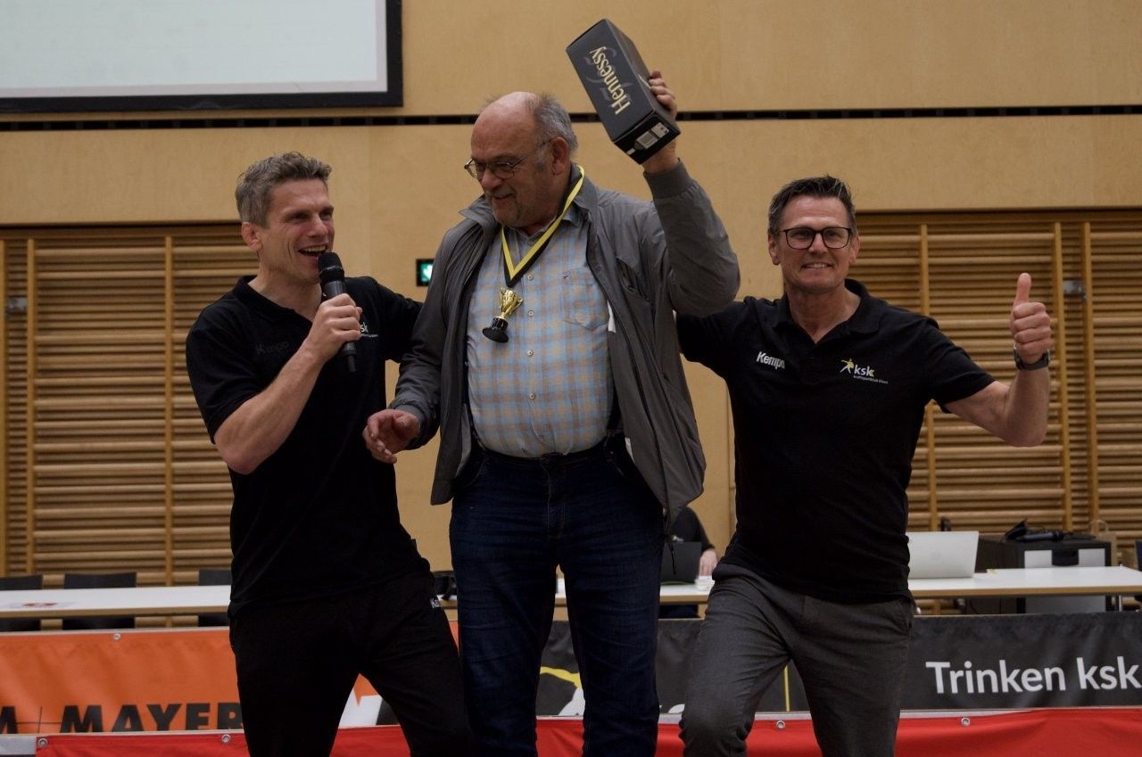 Gründer Willi Kröss (Mitte) vom Anfängerturnier des KSK Klaus wurde geehrt. 