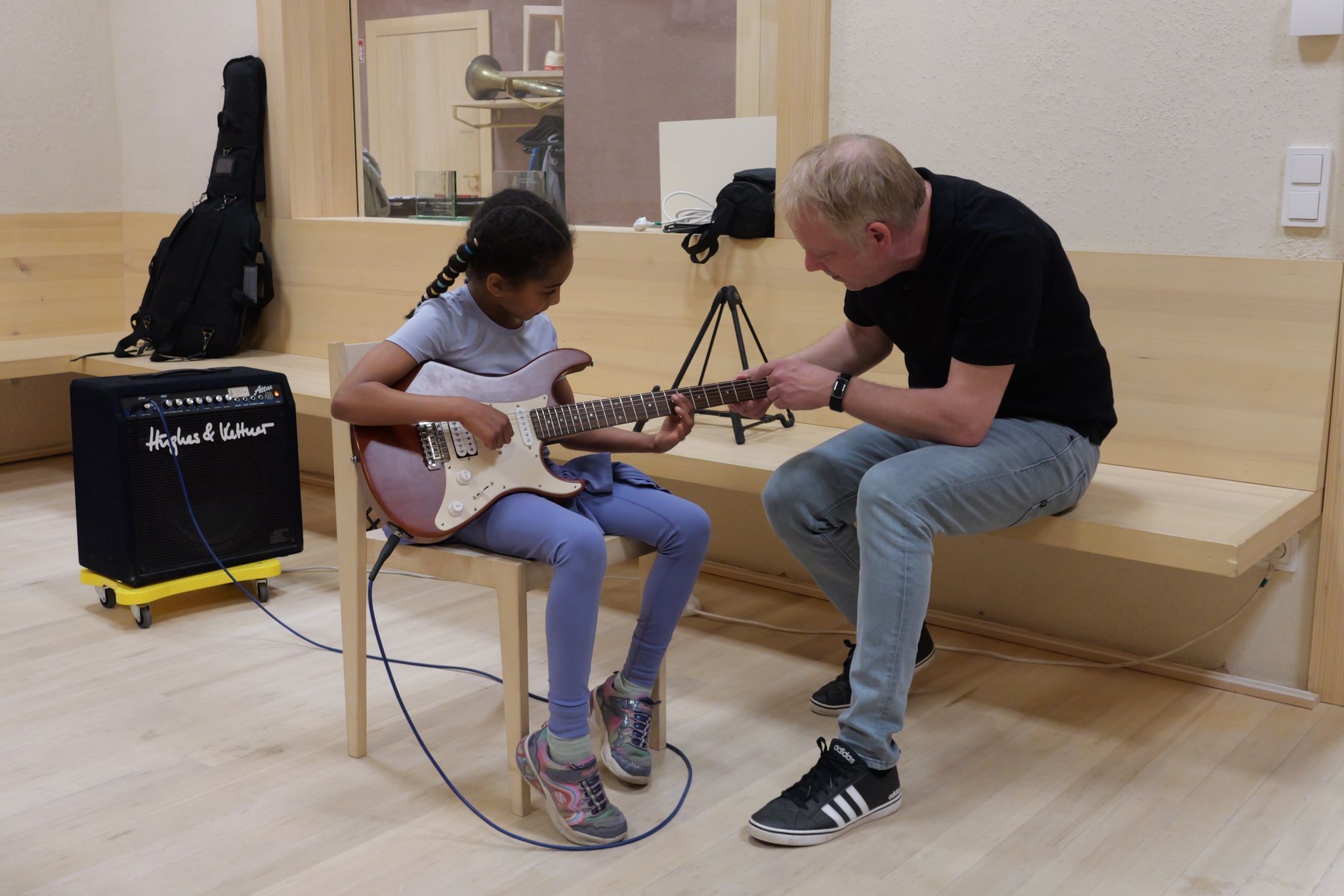 Auch die E-Gitarre zog bereits junge Interessentinnen an.