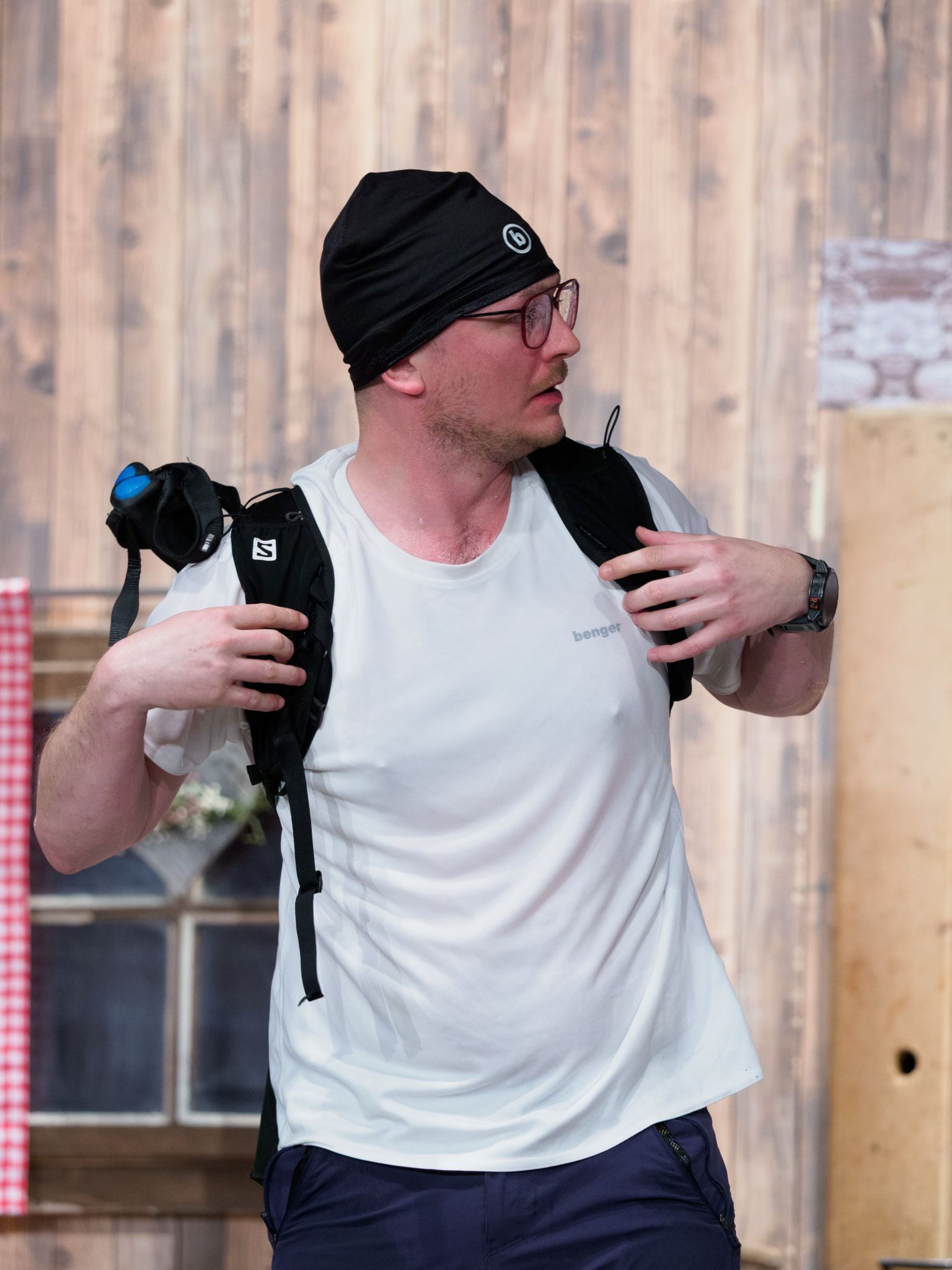 Hüttengast Josef Feuerstein (Sandro Barbisch) sucht wegen schlechtem Wetter Schutz in der Hütte