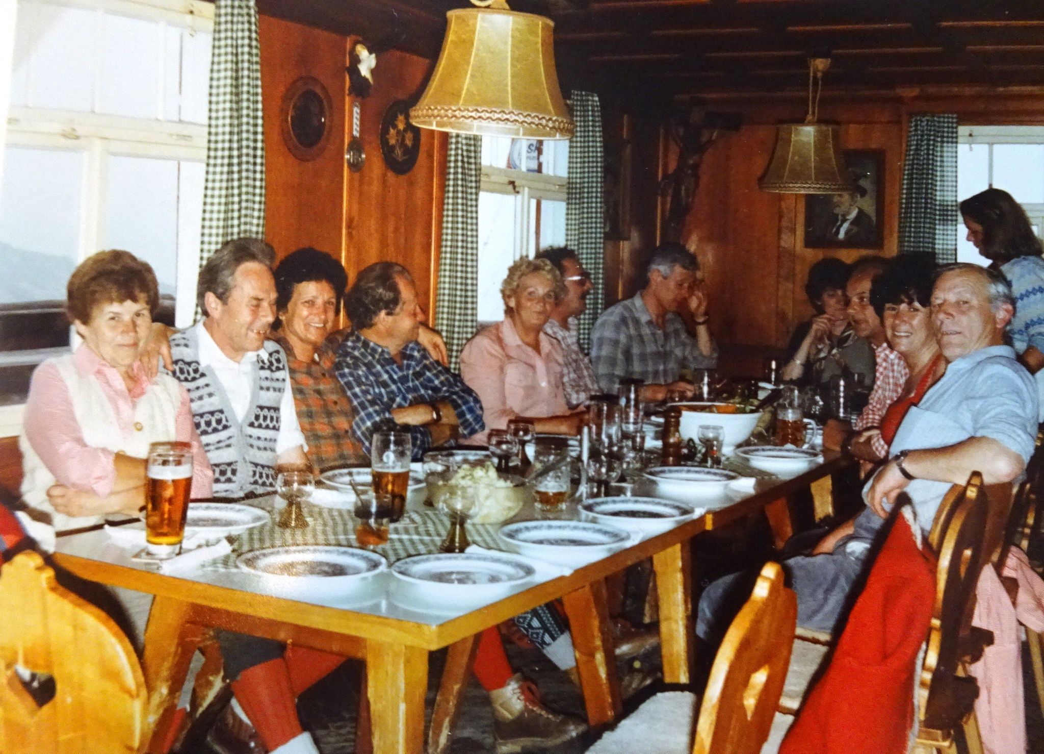 (Fotos Witzemann) Geselligkeit in fröhlichen Runden gehörten immer zum Leben von Luis Witzemann - hier im Berggasthaus Alpwegkopf. 