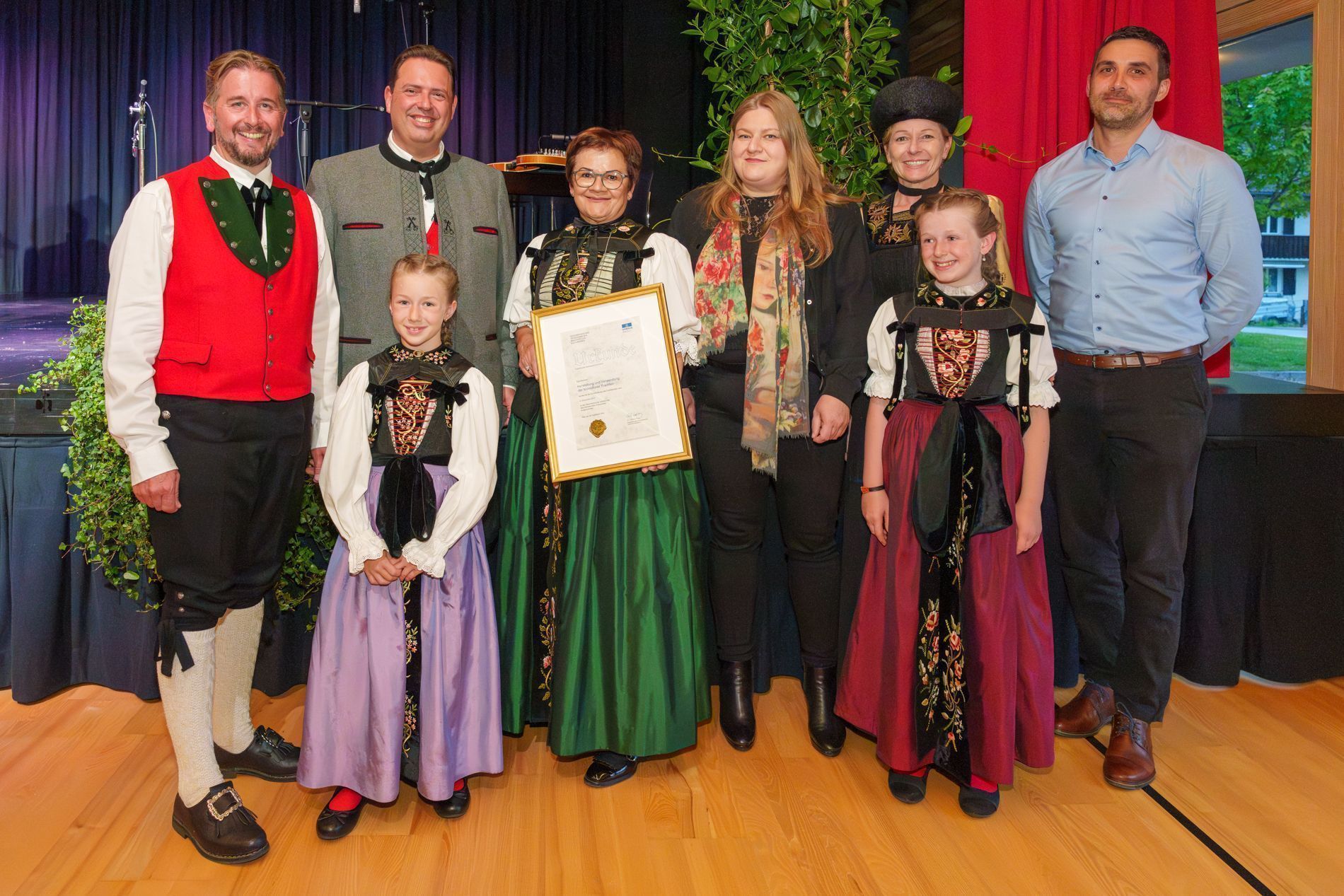 Landesobfrau Ulrike Bitschnau (Mitte mit Urkunde), hofft, dass weitere Trachten in das immateriellen Kulturerbes der UNESCO Österreich aufgenommen werden.
