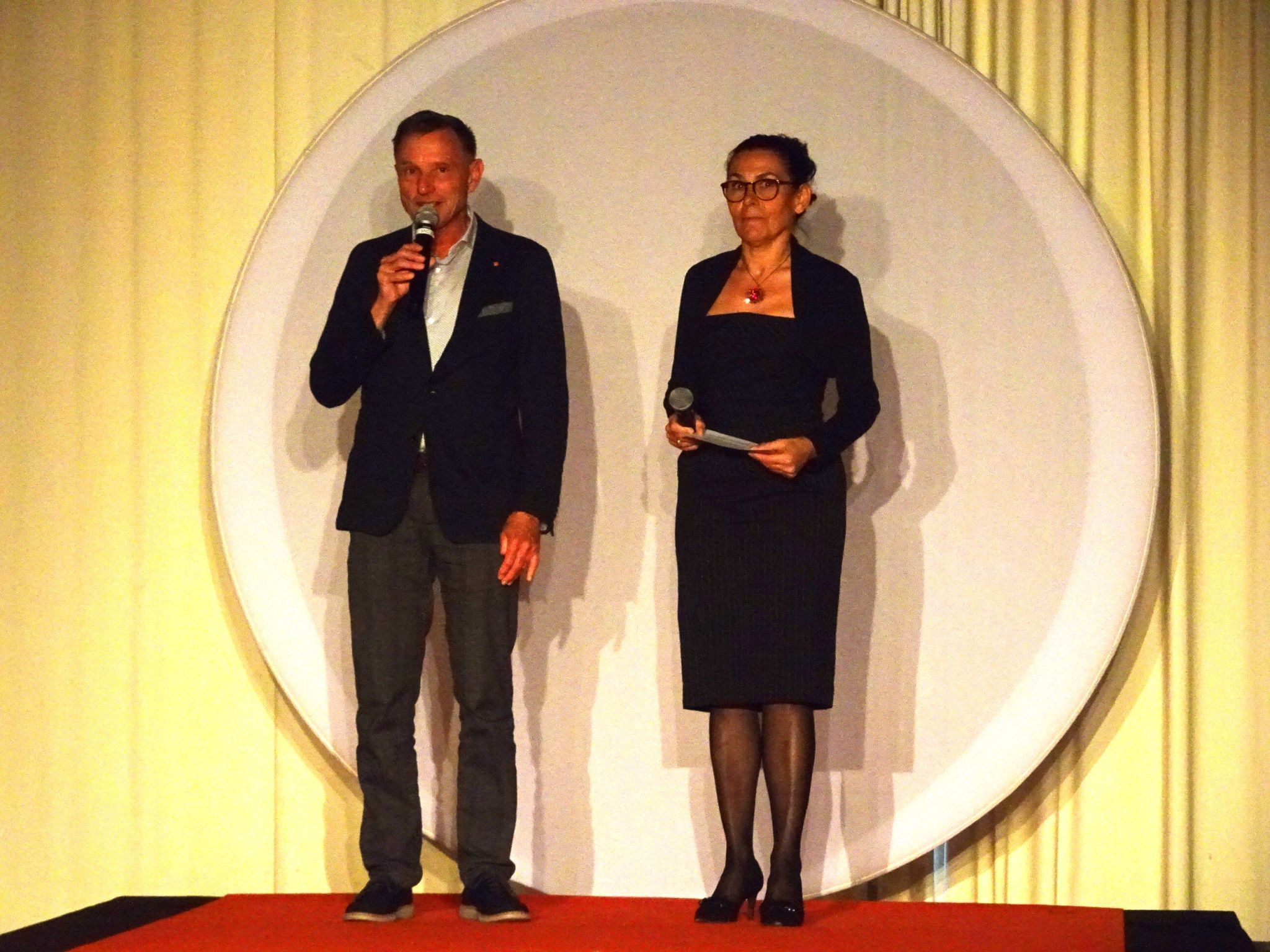 Michael Grünwald und Corinna Stocker begrüßten zahlreiche Gäste zu der ersten Modenschau des Ausbildungszweigs Modedesign und Grafik. 