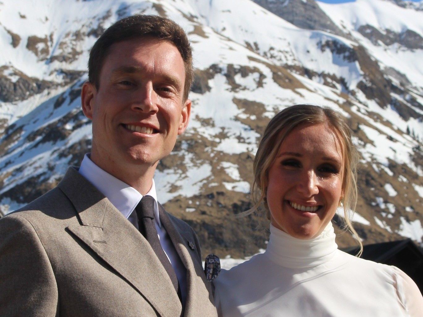 Das erste Foto von Anne-Catherine und Denis als Frisch-Vermählte: Erinnerung an einen denkwürdigen Tag und Vorfreude auf den nächsten Urlaub am Hochtannberg.