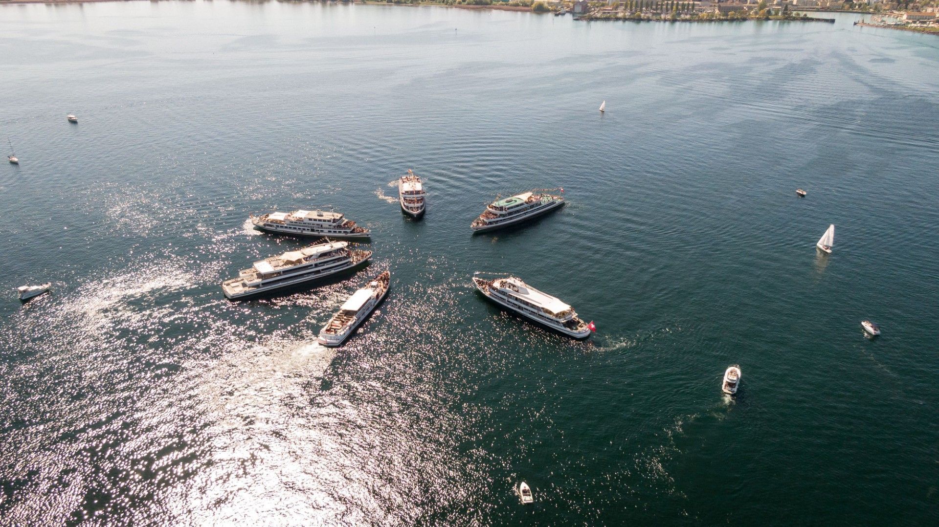 Höhepunkt und Abschluss der 53. Flottensternfahrt: Vor dem Romanshorner Hafen formieren sich die sechs Schiffe zum Stern.   