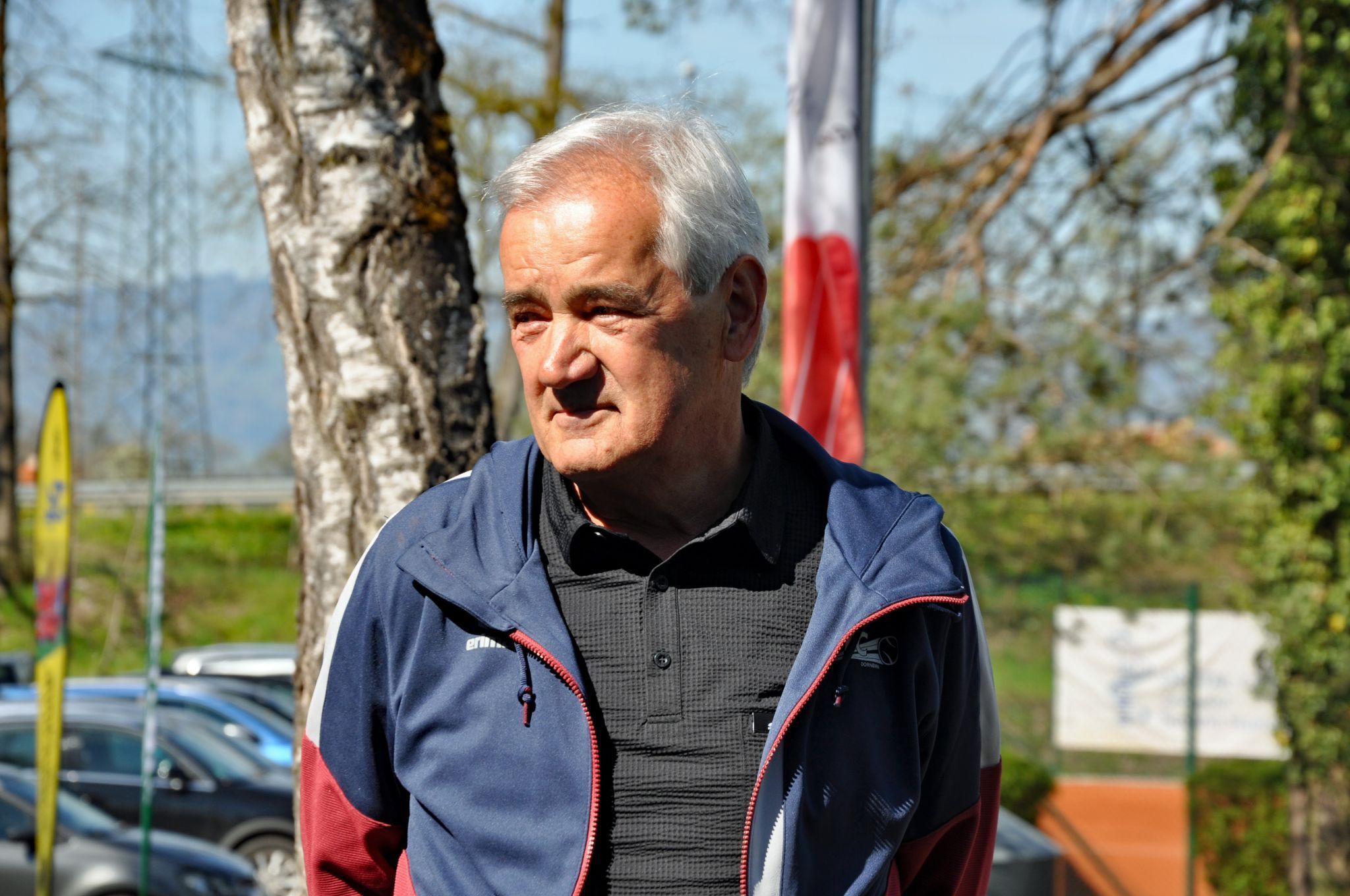 UTC-Präsident Klaus-Dieter Amort würdigte den großen Einsatz von Peter Enz für die Sanierung der Anlage.