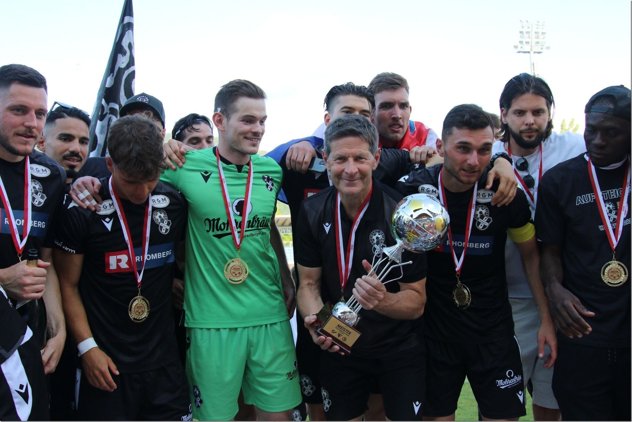 Kruno Basic bei der Aufstiegsfeier neben Trainer Andreas Heraf.