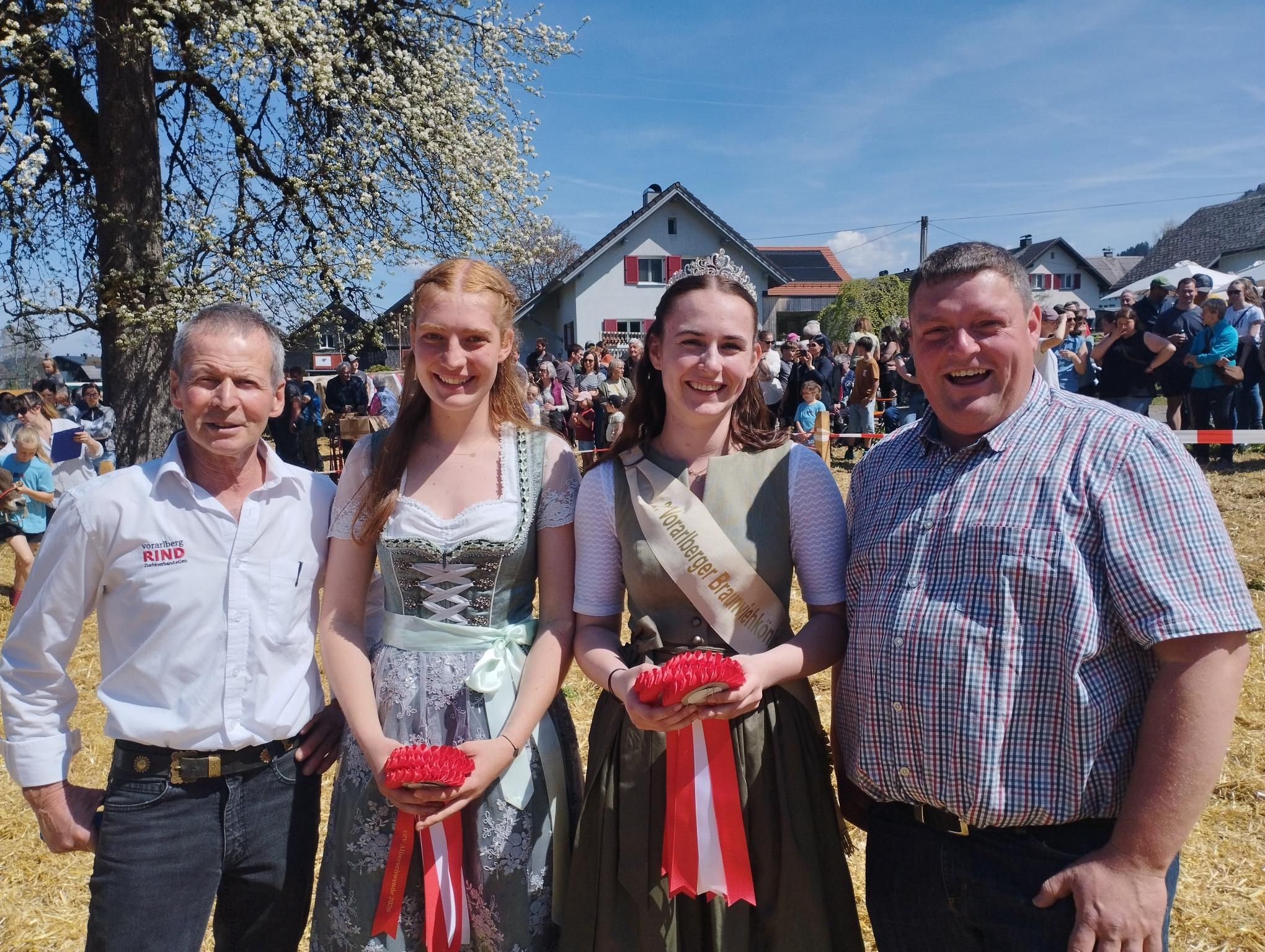 Die Wertungsrichter Gebhard Metzler und Christoph Moosmann mit Melinda Wohlgenannt und „Braunviehkönigin“ Anna Simma.