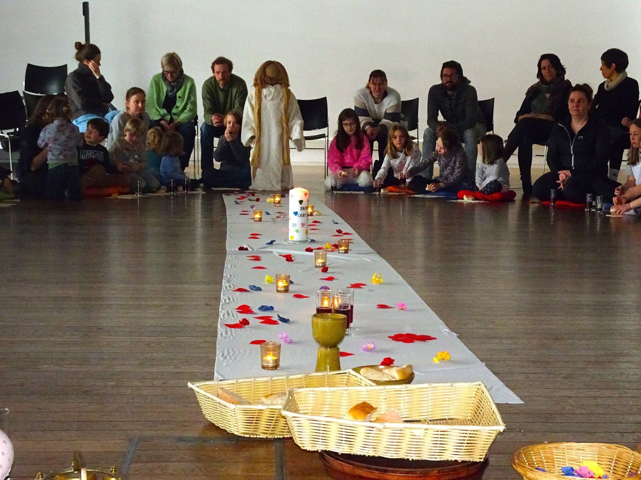 Der große Tisch ist gedeckt und hieß alle kleinen und großen Besucherinnen und Besucher willkommen. 