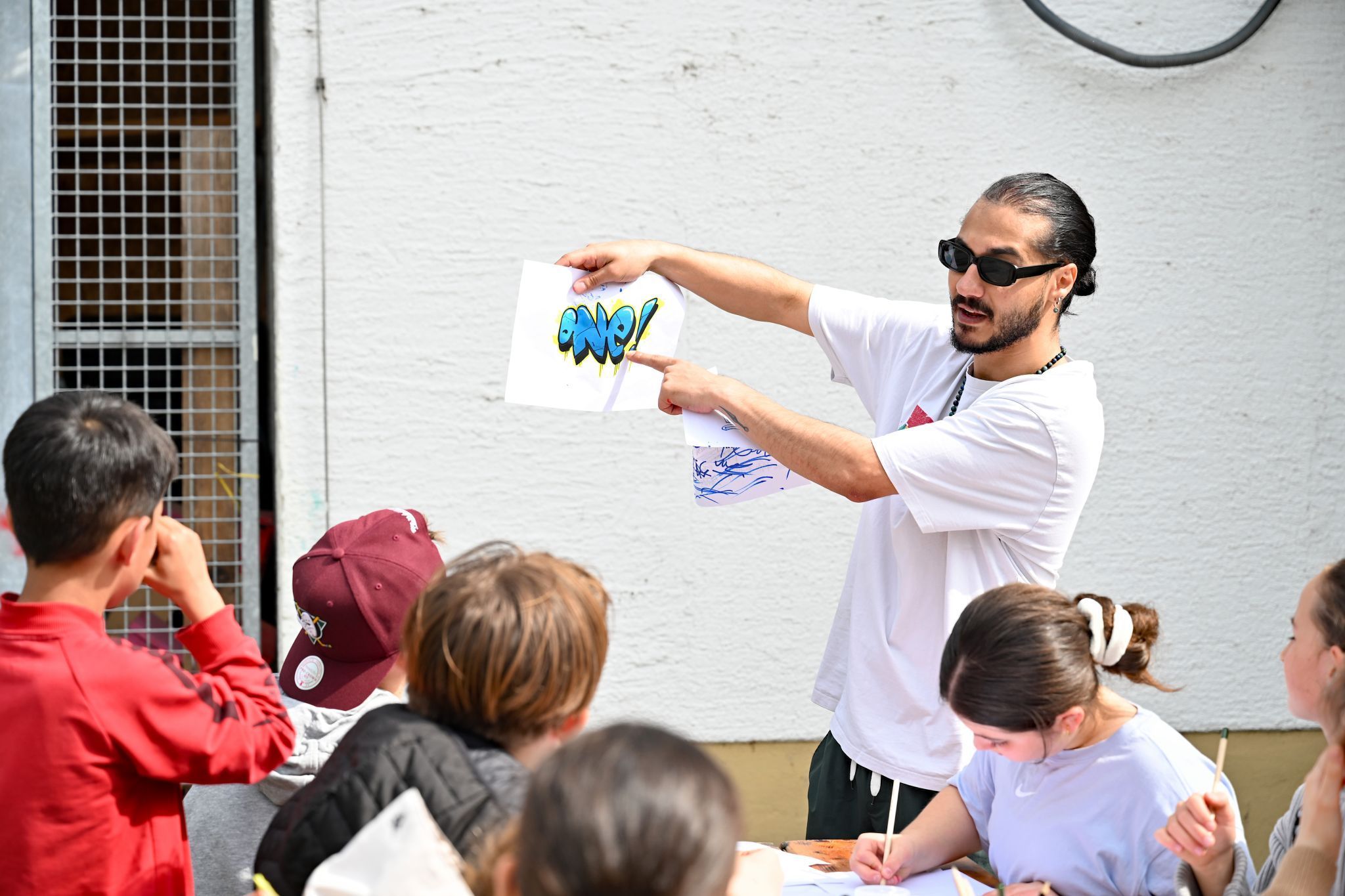 Die Schüler bekamen eine kurze Einführung in die Graffiti-Technik.
