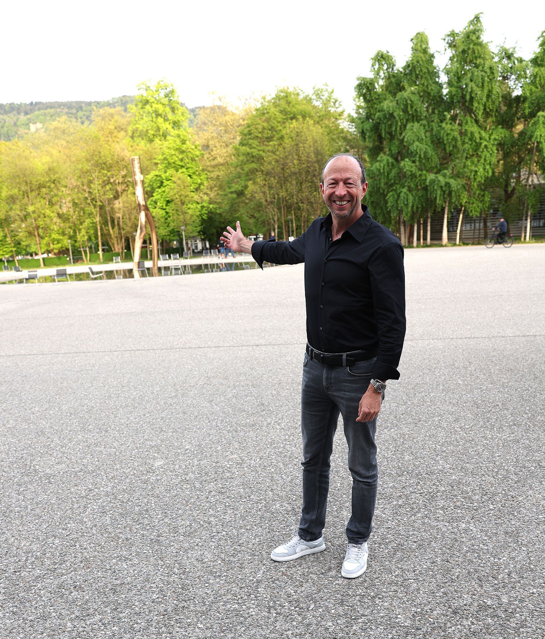 Peter Bayer am Vorplatz des Festspielhauses